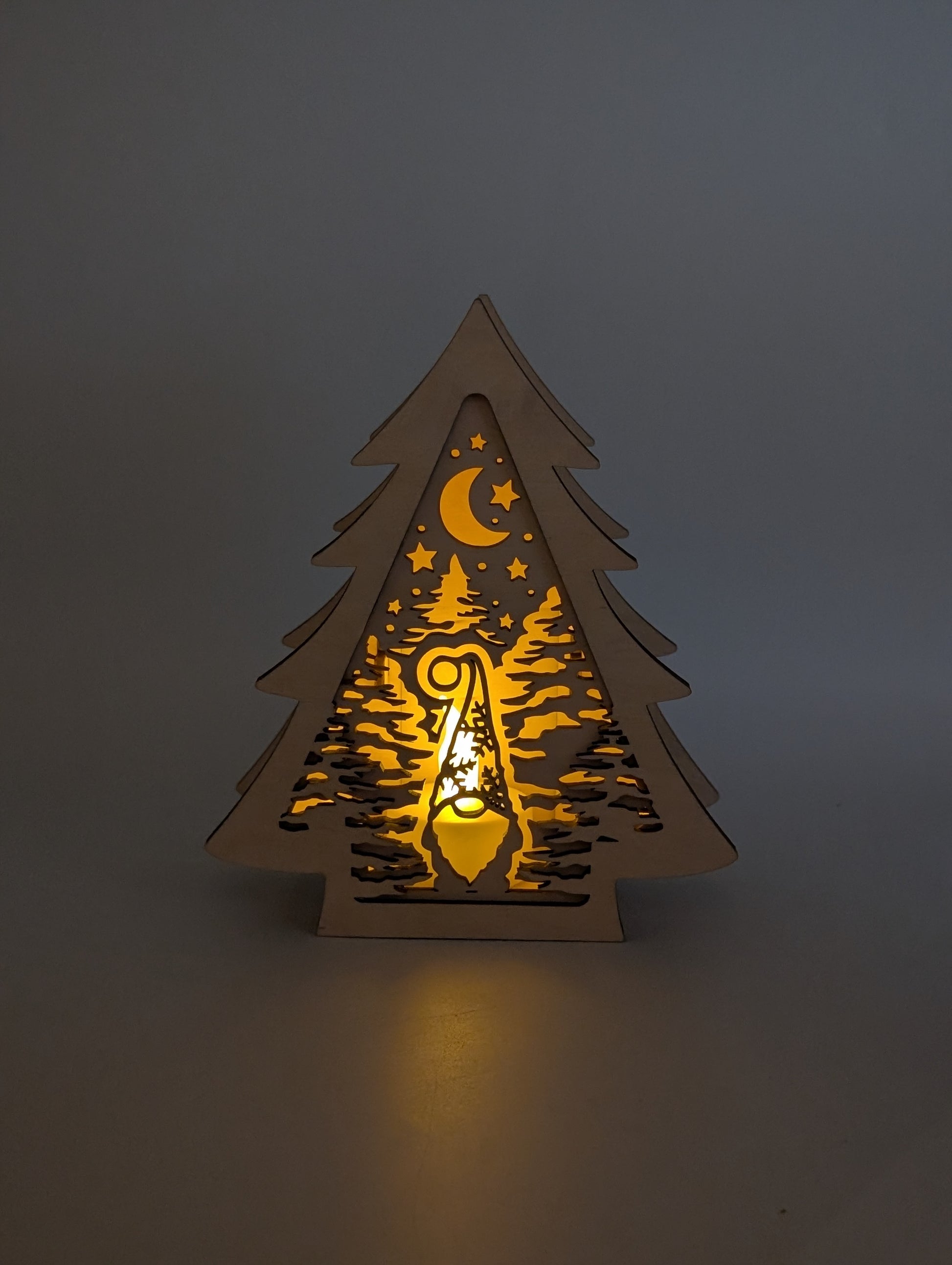 Weihnachtsdeko aus Holz mit Wichtel und Lichterkette