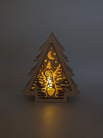 Weihnachtsdeko aus Holz mit Wichtel und Lichterkette