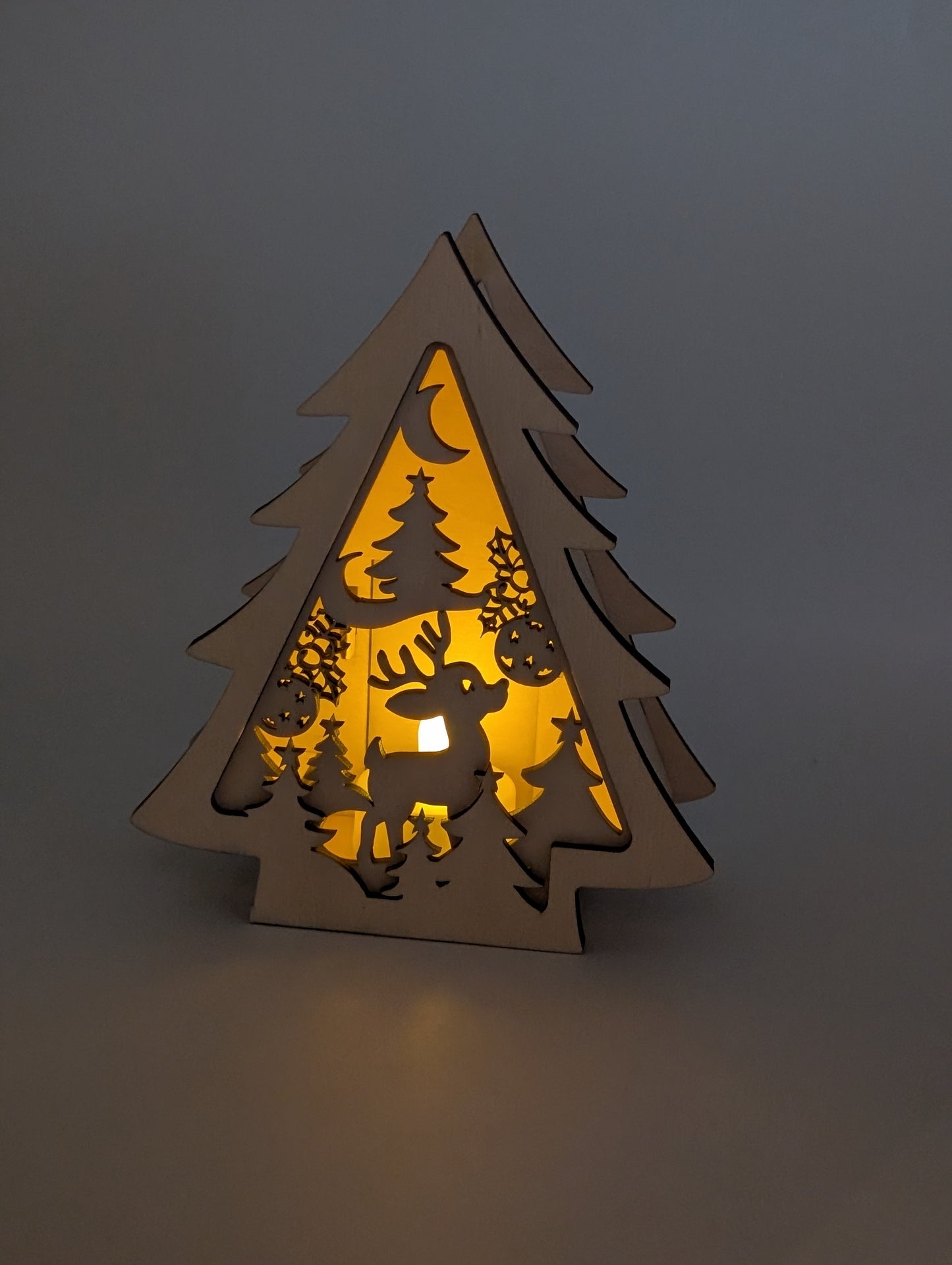Holz Tannenbaum mit Rentiermotiv und LED-Teelicht