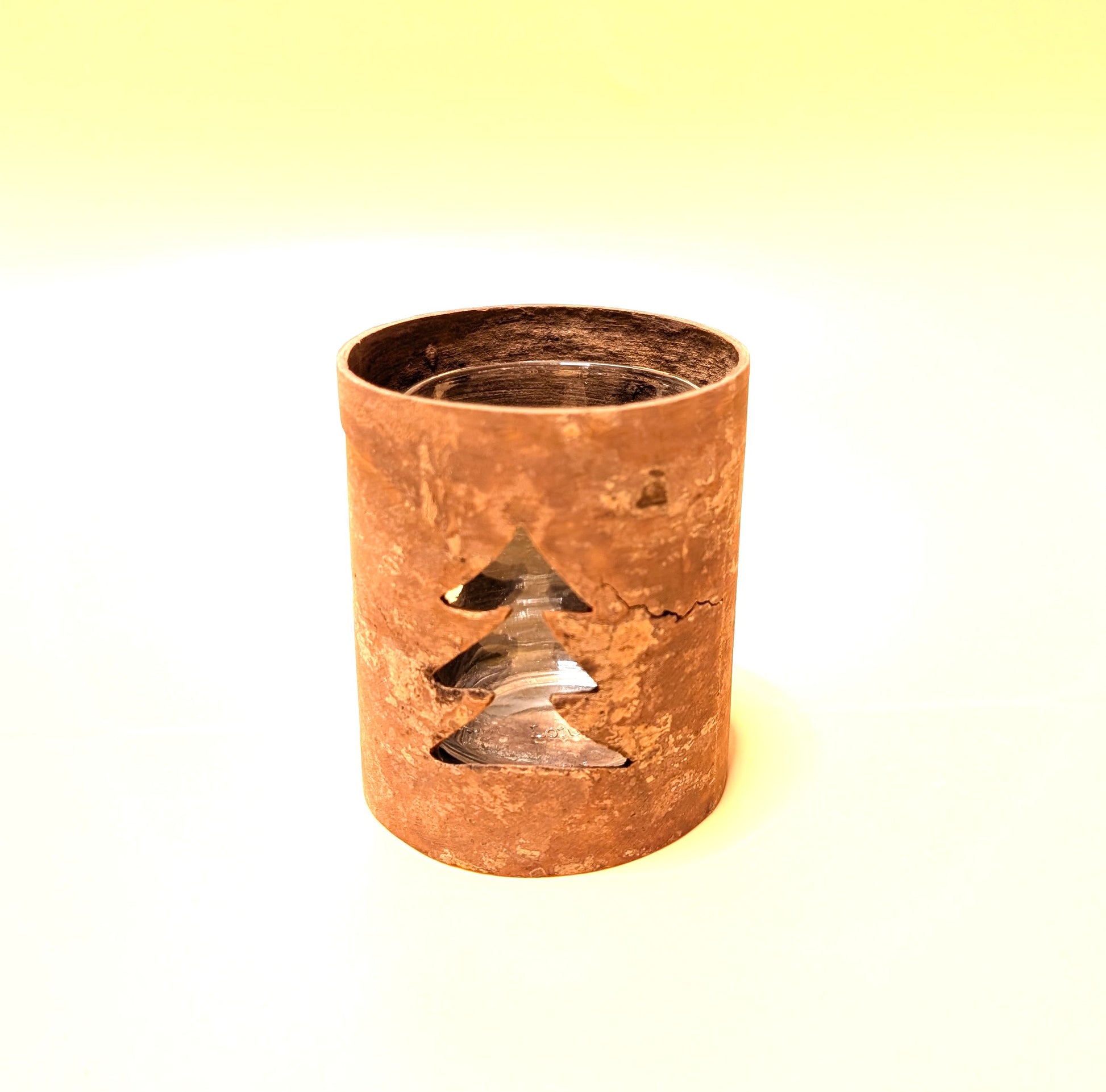 Kerzenkarussell mit natürlichem Zimtrinden-Teelichthalter, Glaseinsatz und rotierenden Metallanhängern, wahlweise mit Herz- oder Tannenbaum-Motiv.