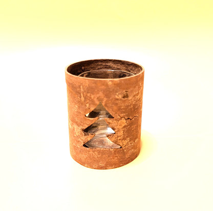 Kerzenkarussell mit natürlichem Zimtrinden-Teelichthalter, Glaseinsatz und rotierenden Metallanhängern, wahlweise mit Herz- oder Tannenbaum-Motiv.