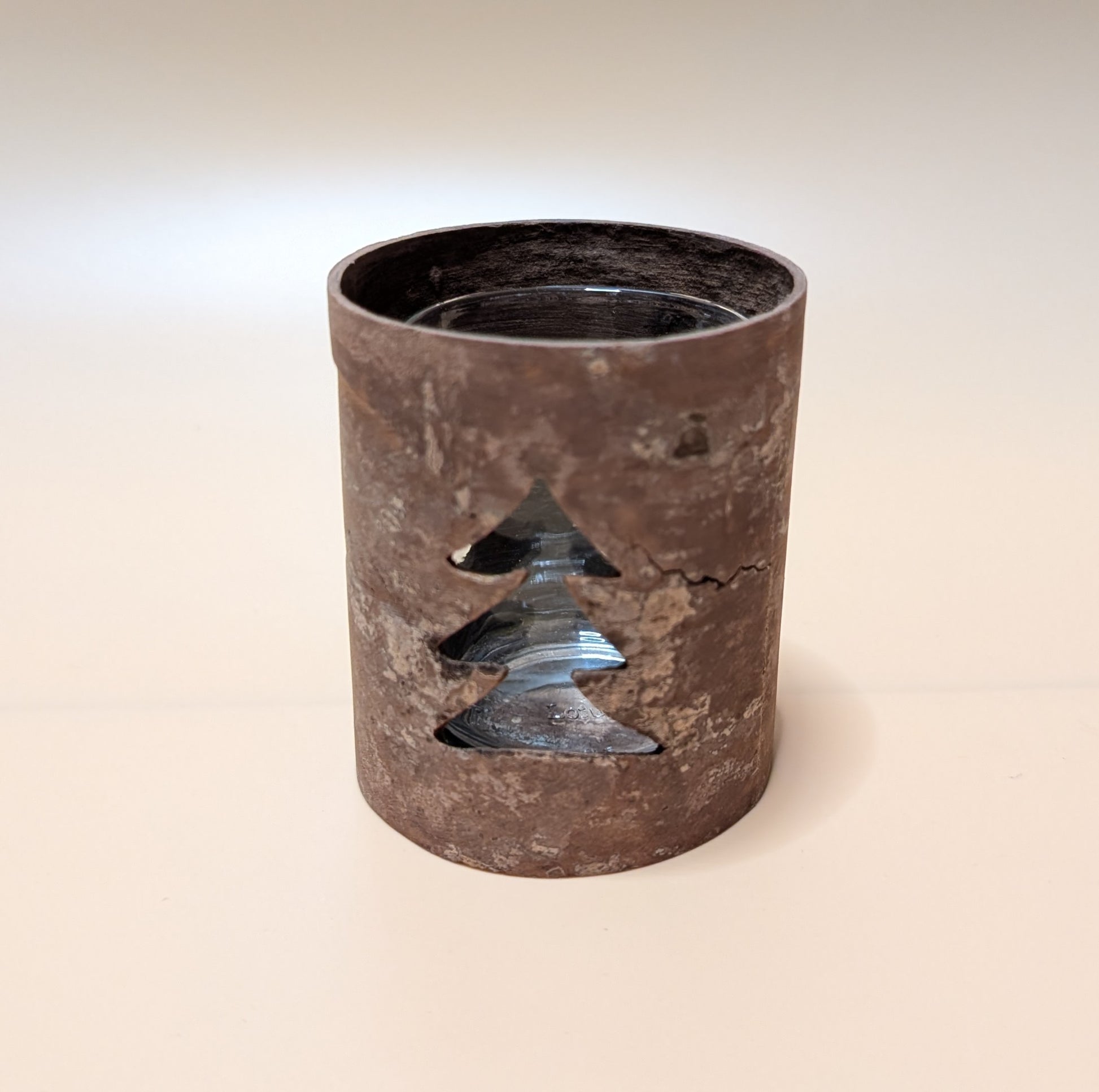 Kerzenkarussell mit natürlichem Zimtrinden-Teelichthalter, Glaseinsatz und rotierenden Metallanhängern, wahlweise mit Herz- oder Tannenbaum-Motiv.