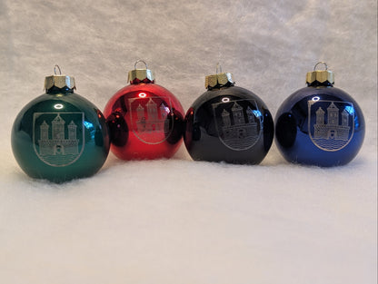 Diese edlen Glas-Weihnachtskugeln bringen nicht nur Glanz an den Baum, sondern auch ein Stück Rendsburger Identität in dein Zuhause.
Jede Kugel ist hochwertig gefertigt und mit dem Rendsburger Wappen fein graviert – ein besonderes Detail, das Tradition und Moderne perfekt verbindet.
