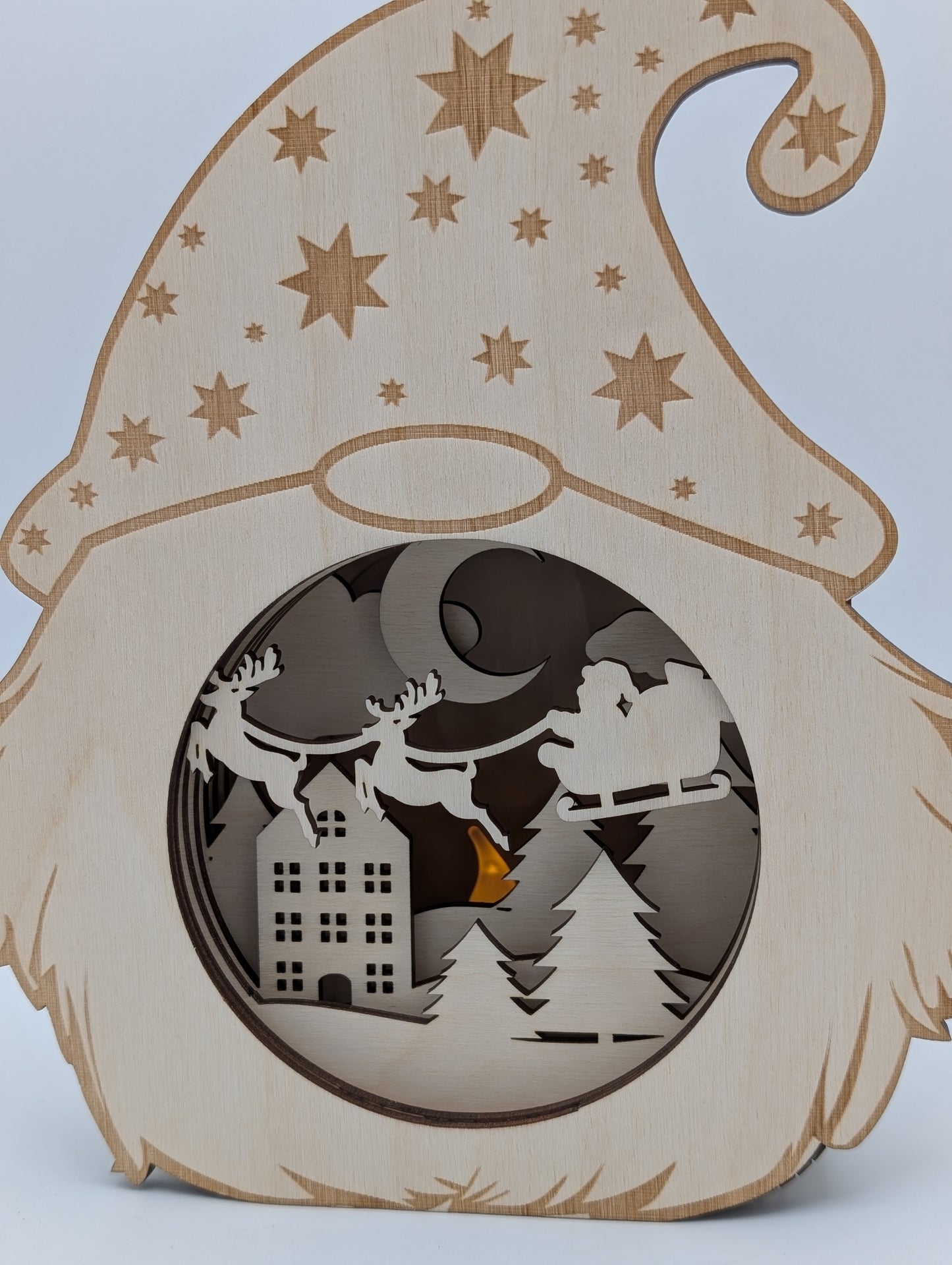 Handgefertigte Holzlampe im Wichtel-Design mit 3D-Effekt. Weihnachtsdekoration aus Birkenholz, beleuchtet mit LED-Teelicht oder Lichterkette, sicher und stilvoll.