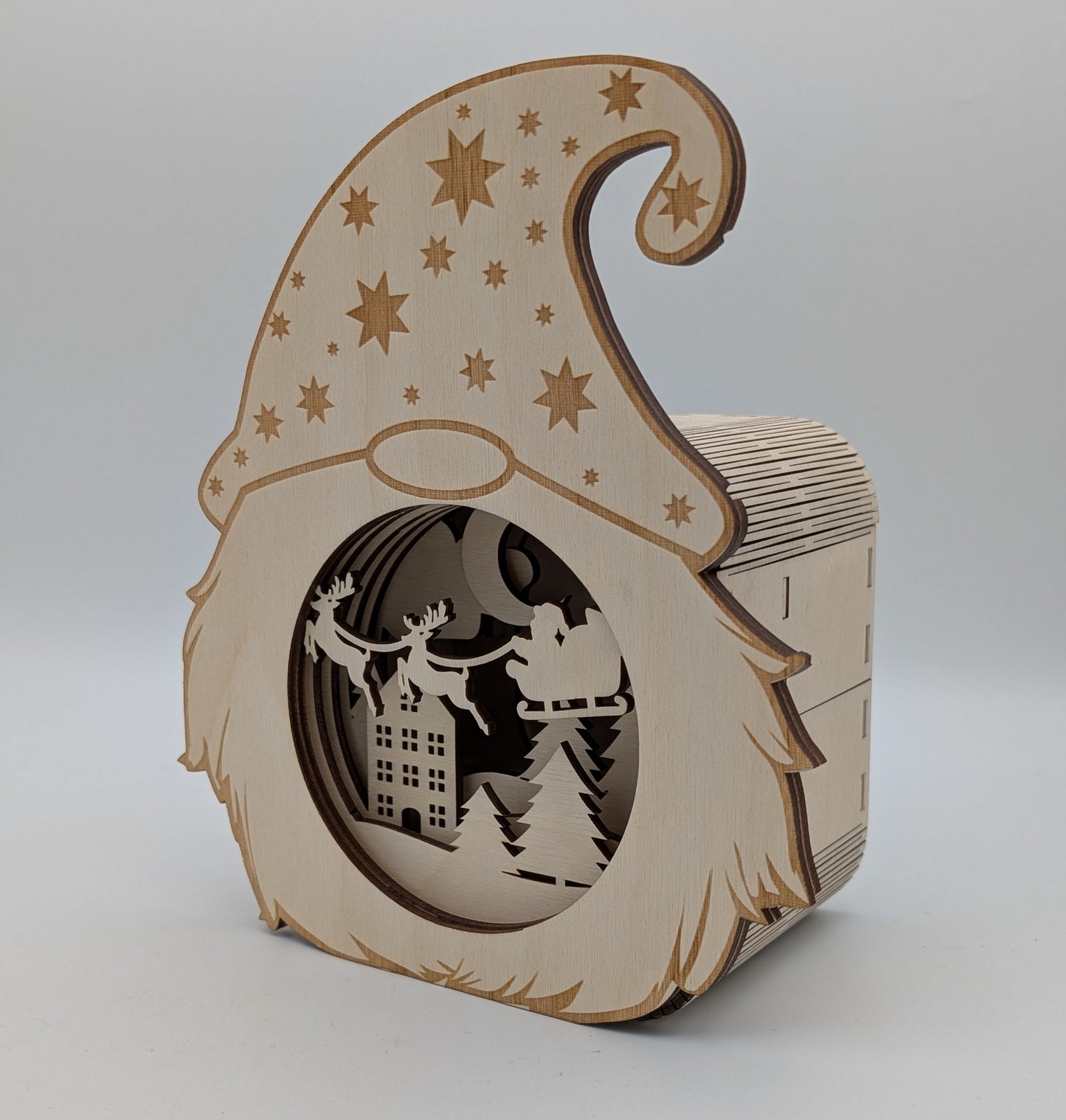 Handgefertigte Holzlampe im Wichtel-Design mit 3D-Effekt. Weihnachtsdekoration aus Birkenholz, beleuchtet mit LED-Teelicht oder Lichterkette, sicher und stilvoll.