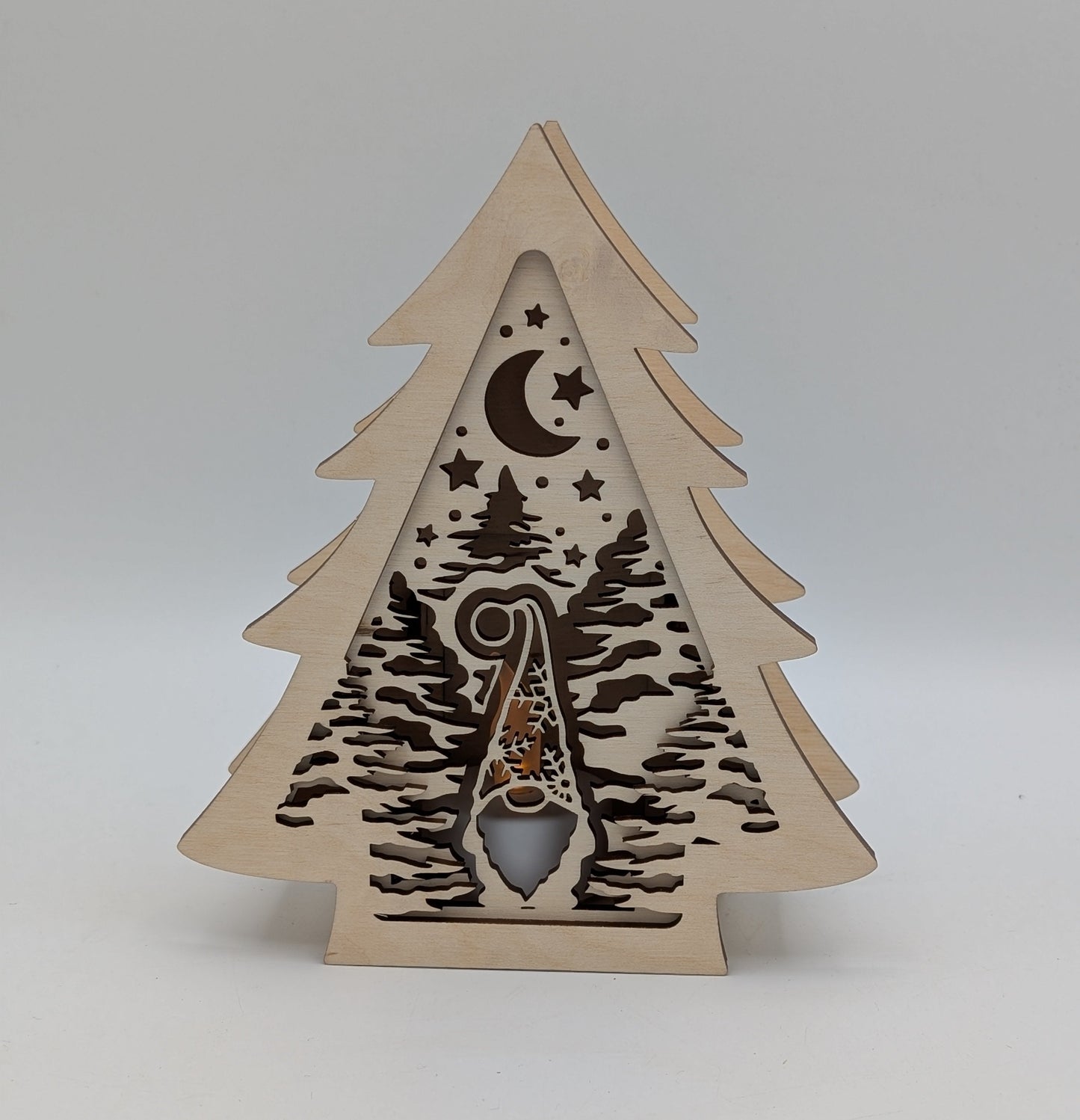 Dekorative Weihnachtsleuchte aus Holz in Tannenbaumform mit LED-Teelicht, gefertigt aus Birkensperrholz, stimmungsvolle 3D-Deko für Weihnachten mit verschiedenen Motiven.