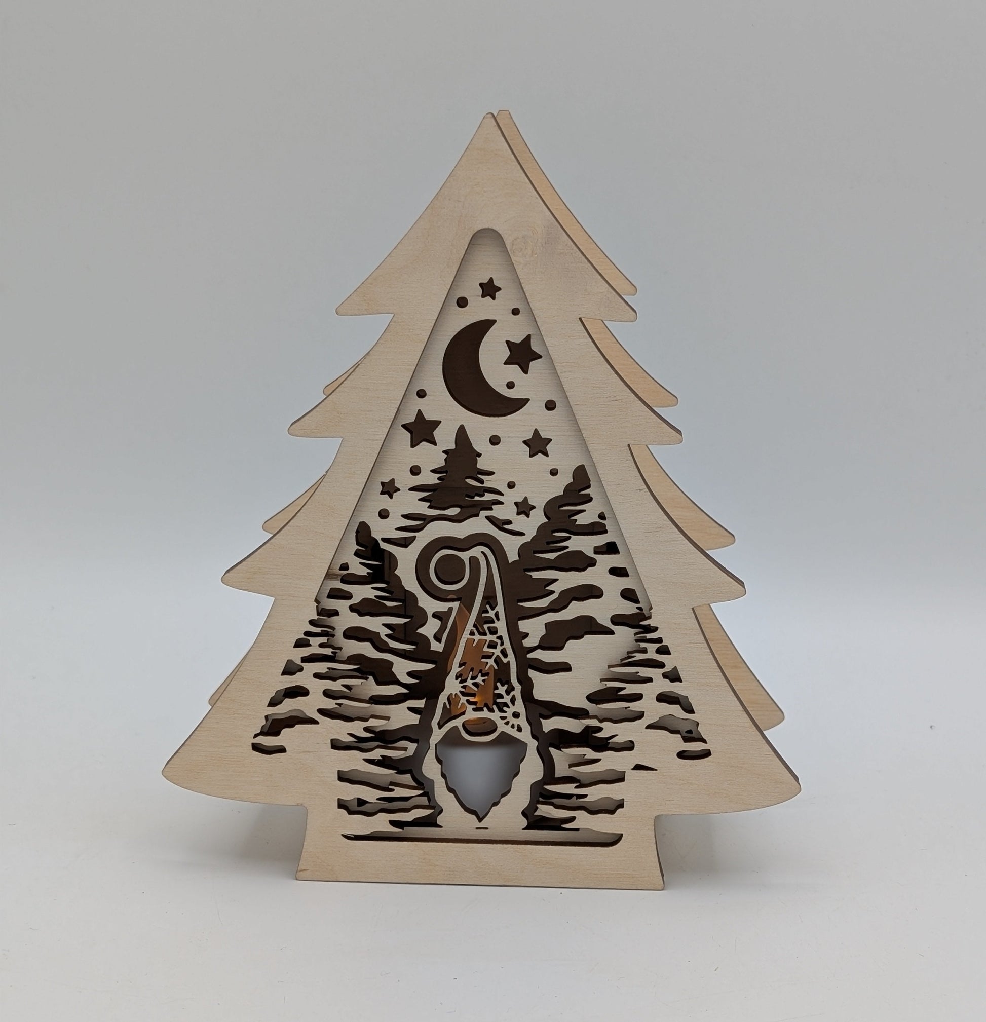 Dekorative Weihnachtsleuchte aus Holz in Tannenbaumform mit LED-Teelicht, gefertigt aus Birkensperrholz, stimmungsvolle 3D-Deko für Weihnachten mit verschiedenen Motiven.