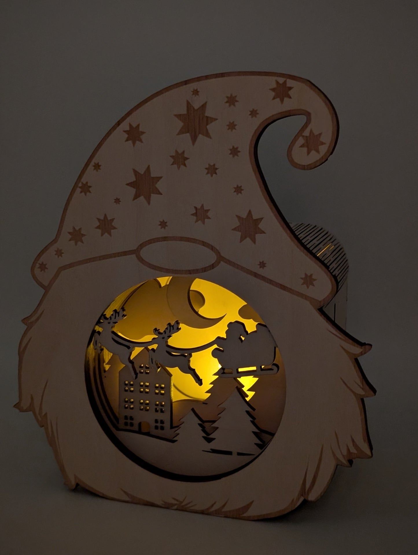 Handgefertigte Holzlampe im Wichtel-Design mit 3D-Effekt. Weihnachtsdekoration aus Birkenholz, beleuchtet mit LED-Teelicht oder Lichterkette, sicher und stilvoll.