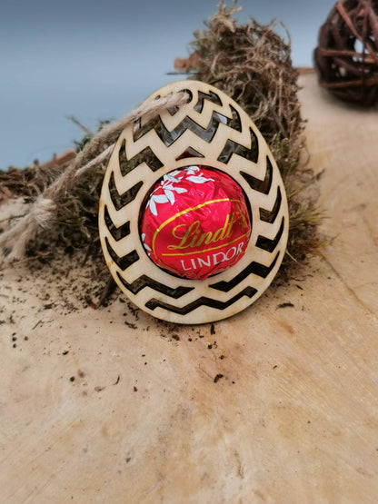 Geschenkanhänger zu Ostern aus Holz, Passend zu einer Lindor Kugel und Personalisiert