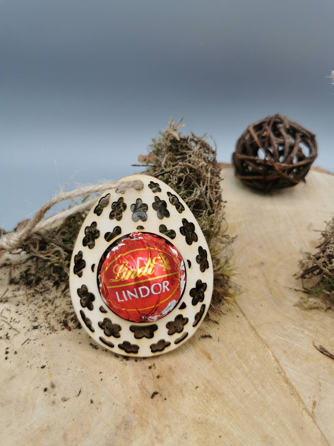 Geschenkanhänger zu Ostern aus Holz, Passend zu einer Lindor Kugel und Personalisiert