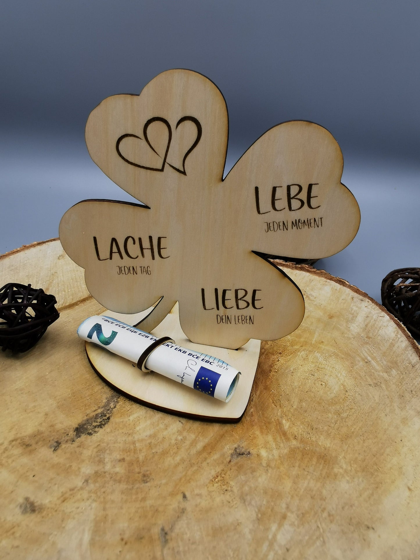 Kleeblatt aus Holz als Geldgeschenk zum Geburtstag oder Jubiläum. 2 verschiedene Größen wählbar, 12,5cm oder 18cm. Personalisierbar mit Namen.