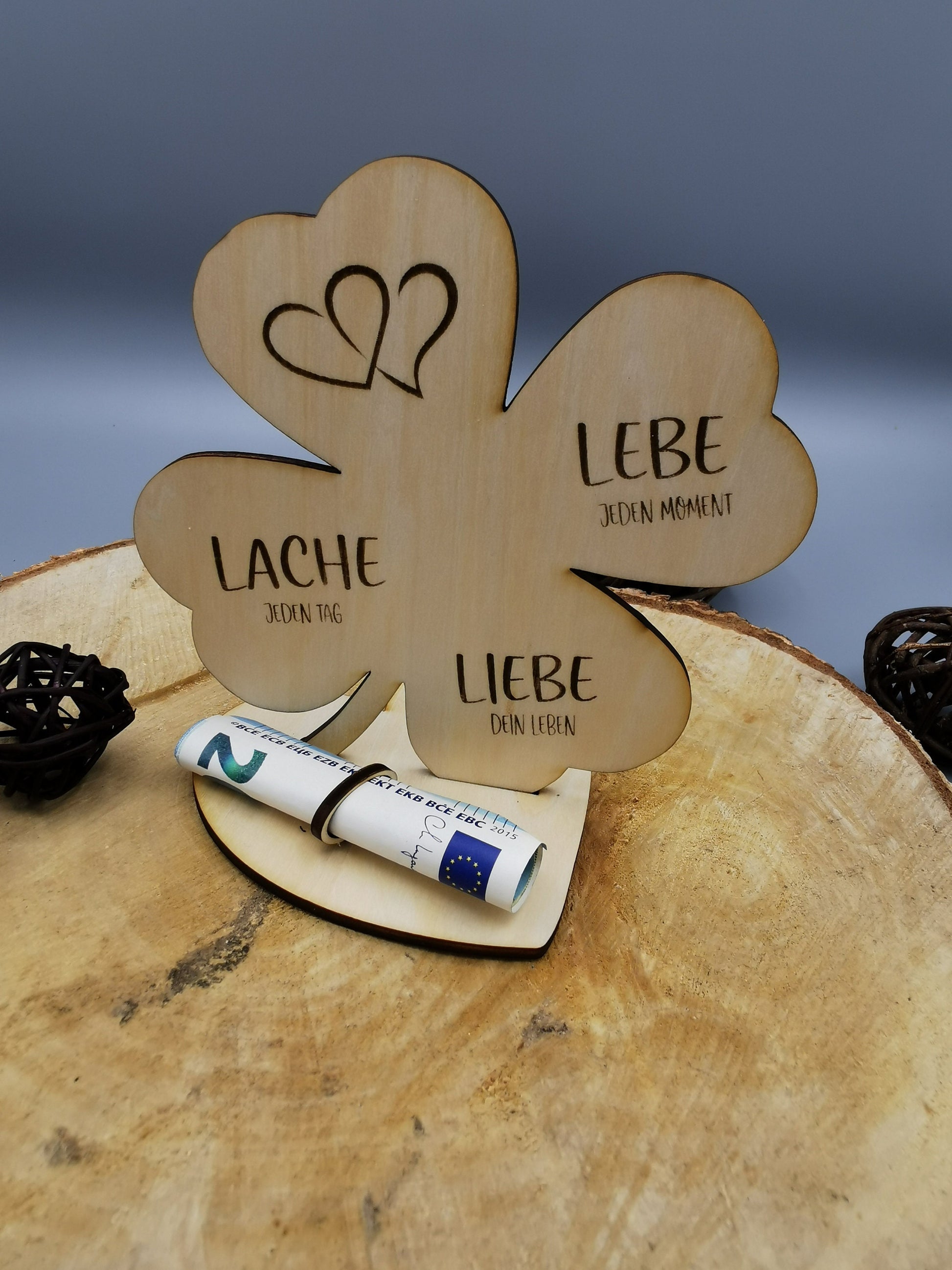 Kleeblatt aus Holz als Geldgeschenk zum Geburtstag oder Jubiläum. 2 verschiedene Größen wählbar, 12,5cm oder 18cm. Personalisierbar mit Namen.