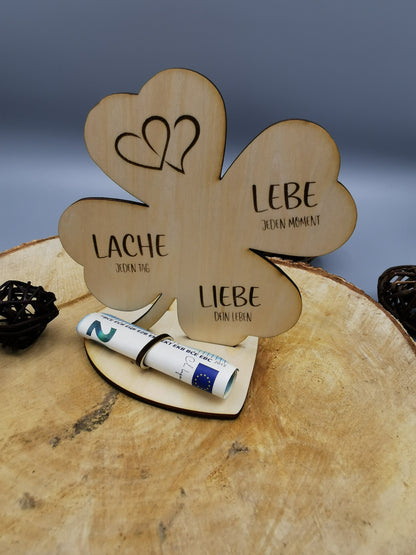 Kleeblatt aus Holz als Geldgeschenk zum Geburtstag oder Jubiläum. 2 verschiedene Größen wählbar, 12,5cm oder 18cm. Personalisierbar mit Namen.