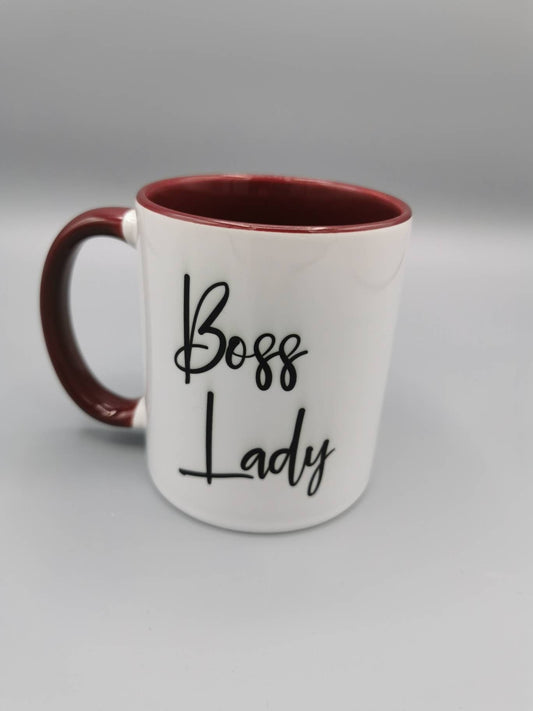 Boss Lady Kaffeebecher mit rotem Rand und schwarzer Aufschrift, ideal als Geschenk.