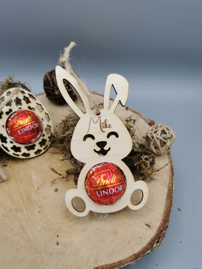 Geschenkanhänger zu Ostern aus Holz, Passend zu einer Lindor Kugel und Personalisiert