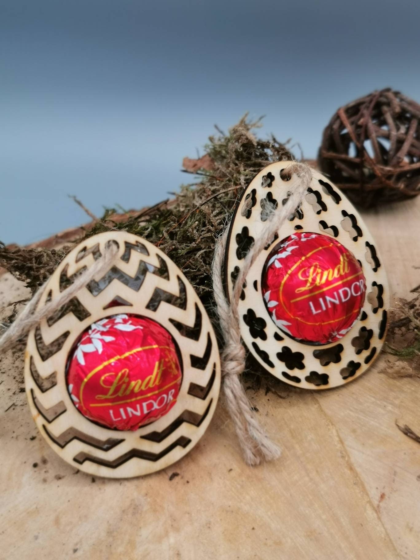 Geschenkanhänger zu Ostern aus Holz, Passend zu einer Lindor Kugel und Personalisiert