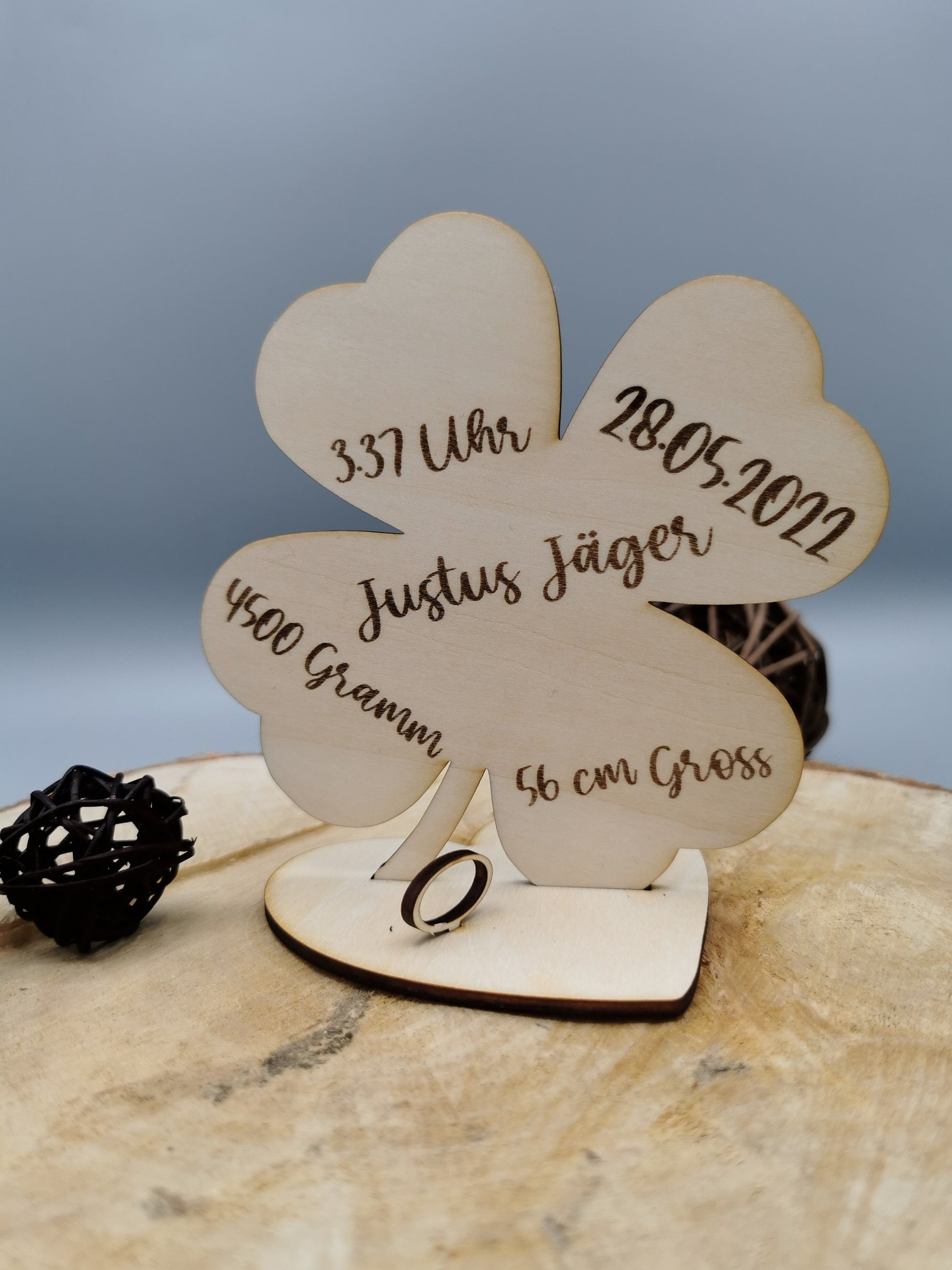 Kleeblatt aus Holz als Geldgeschenk zum Geburtstag oder Jubiläum. 2 verschiedene Größen wählbar, 12,5cm oder 18cm. Personalisierbar mit Namen.