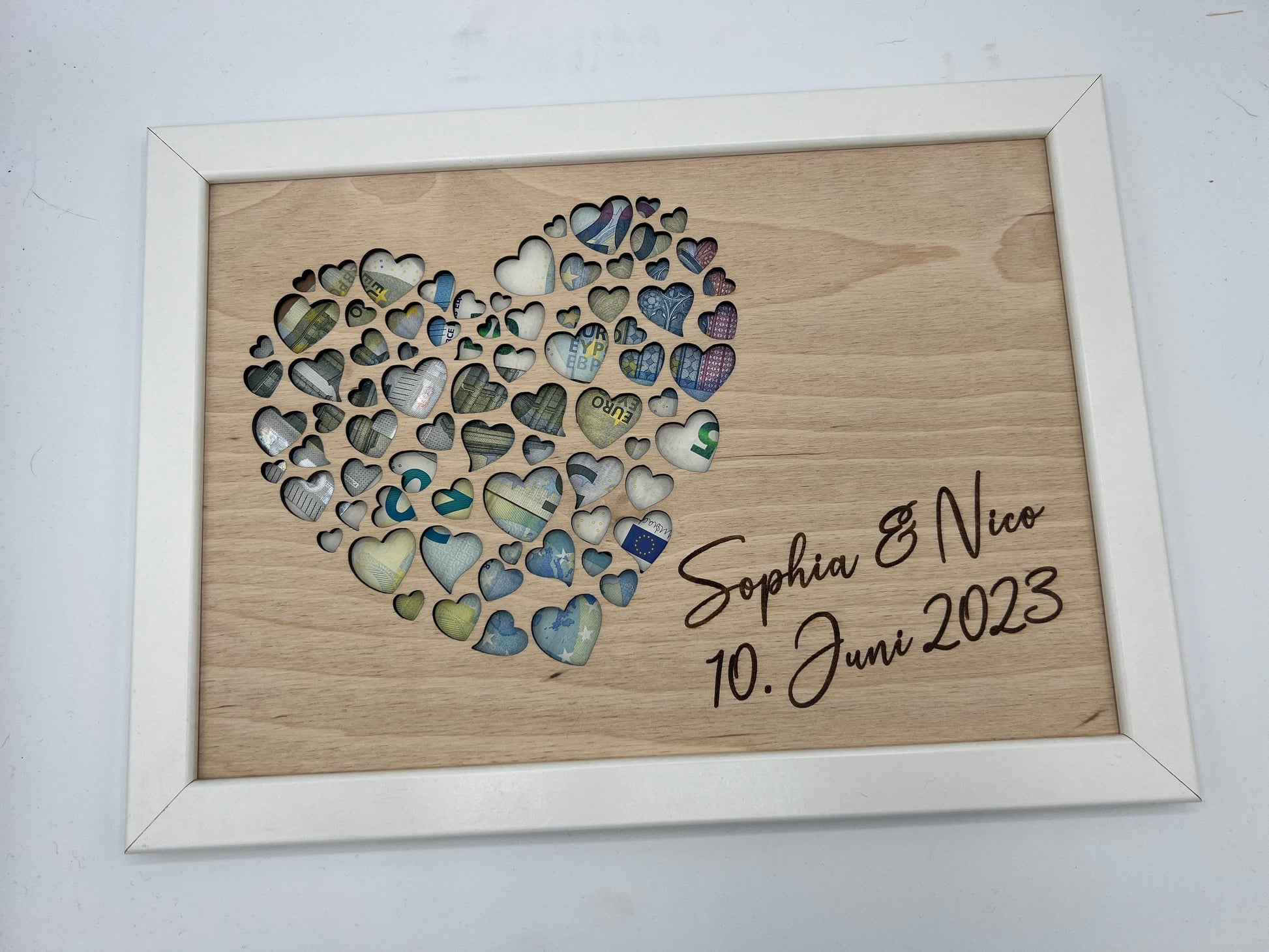 Geldgeschenk im Bilderrahmen zur Hochzeit &quot;Herz-Motiv&quot;, Größe wahlweiße 13x18cm, 21x30cm. Bilderrahmen Schwarz oder Weiß. Geld verschenken von Herzen