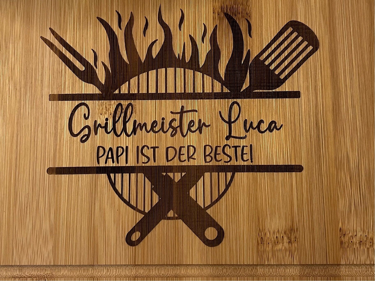 Grillbrett mit Namensgravur 20x30cm /Hochwertig gearbeitetes Schneidebrett aus Bambus, Personalisierbar, Vatertag, Muttertag/ Grillmeister