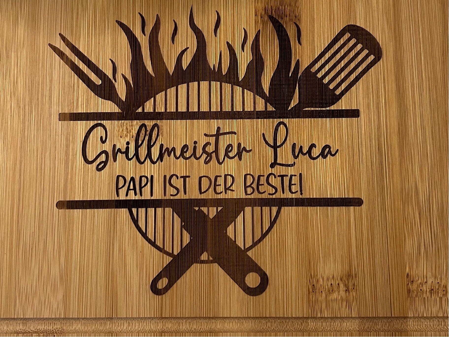 Grillbrett mit Namensgravur 20x30cm /Hochwertig gearbeitetes Schneidebrett aus Bambus, Personalisierbar, Vatertag, Muttertag/ Grillmeister