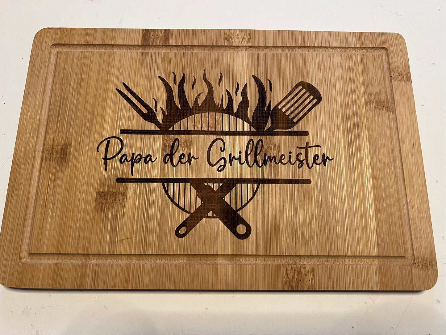 Grillbrett mit Namensgravur 20x30cm /Hochwertig gearbeitetes Schneidebrett aus Bambus, Personalisierbar, Vatertag, Muttertag/ Grillmeister