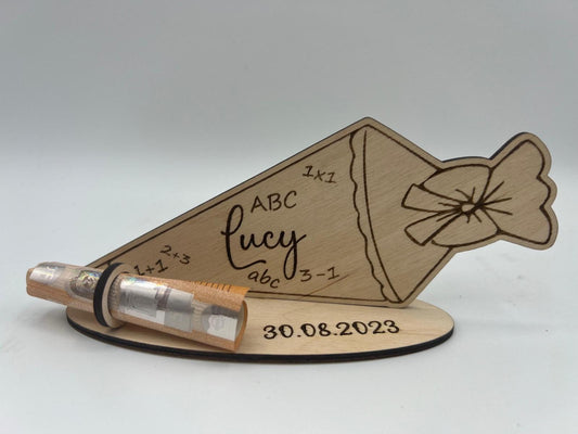 Geldgeschenk zur Einschulung aus Holz, Schultüte mit Wunschname, individueller Aufsteller, alternative Geschenkidee zur Einschulung, Schule