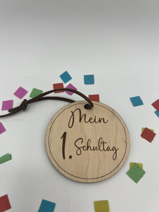 Anhänger Holz Schultüte / Schulanfang / personalisiert