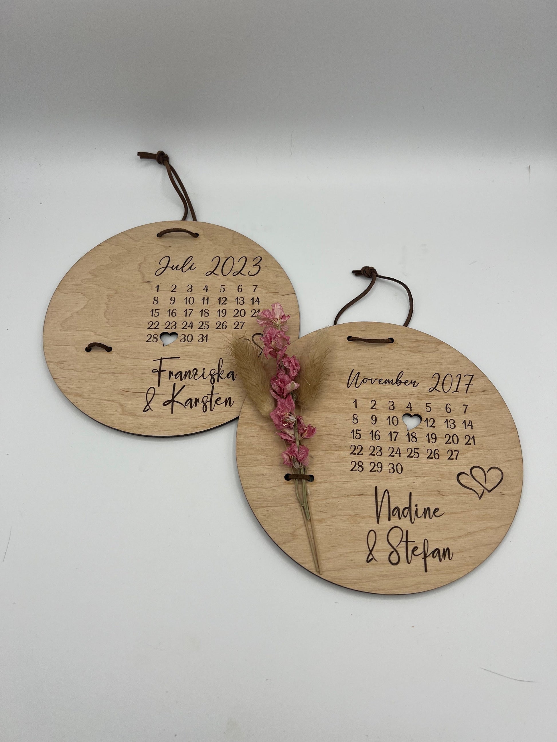 Hochzeitsgeschenk, Personalisierte Holzscheibe mit Namen und Kalenderblatt, Geschenk für das Brautpaar, individuell gestaltet, Geldgeschenk