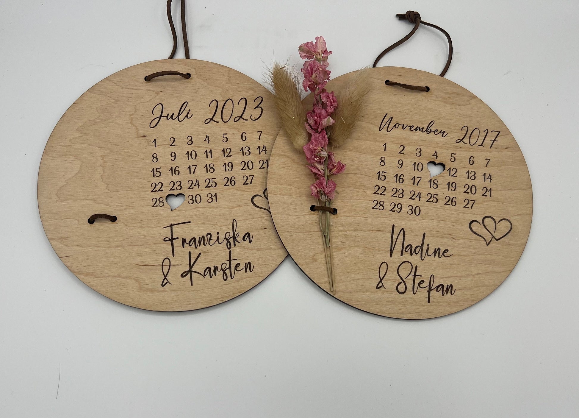 Hochzeitsgeschenk, Personalisierte Holzscheibe mit Namen und Kalenderblatt, Geschenk für das Brautpaar, individuell gestaltet, Geldgeschenk