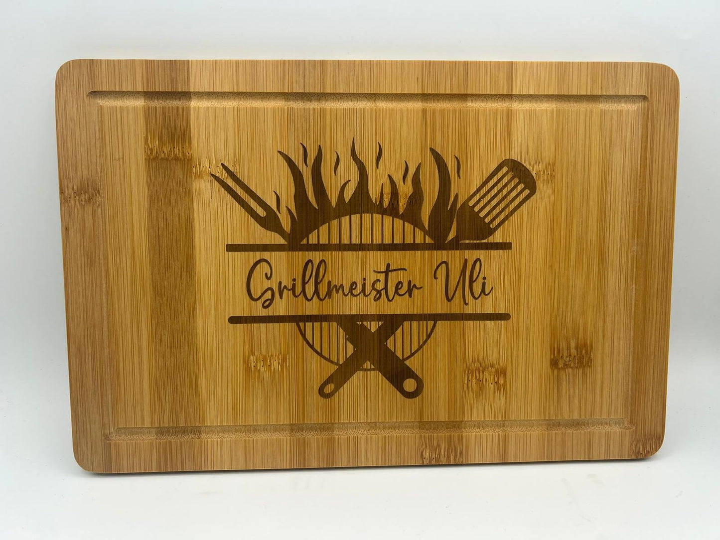 Grillbrett mit Namensgravur 20x30cm /Hochwertig gearbeitetes Schneidebrett aus Bambus, Personalisierbar, Vatertag, Muttertag/ Grillmeister