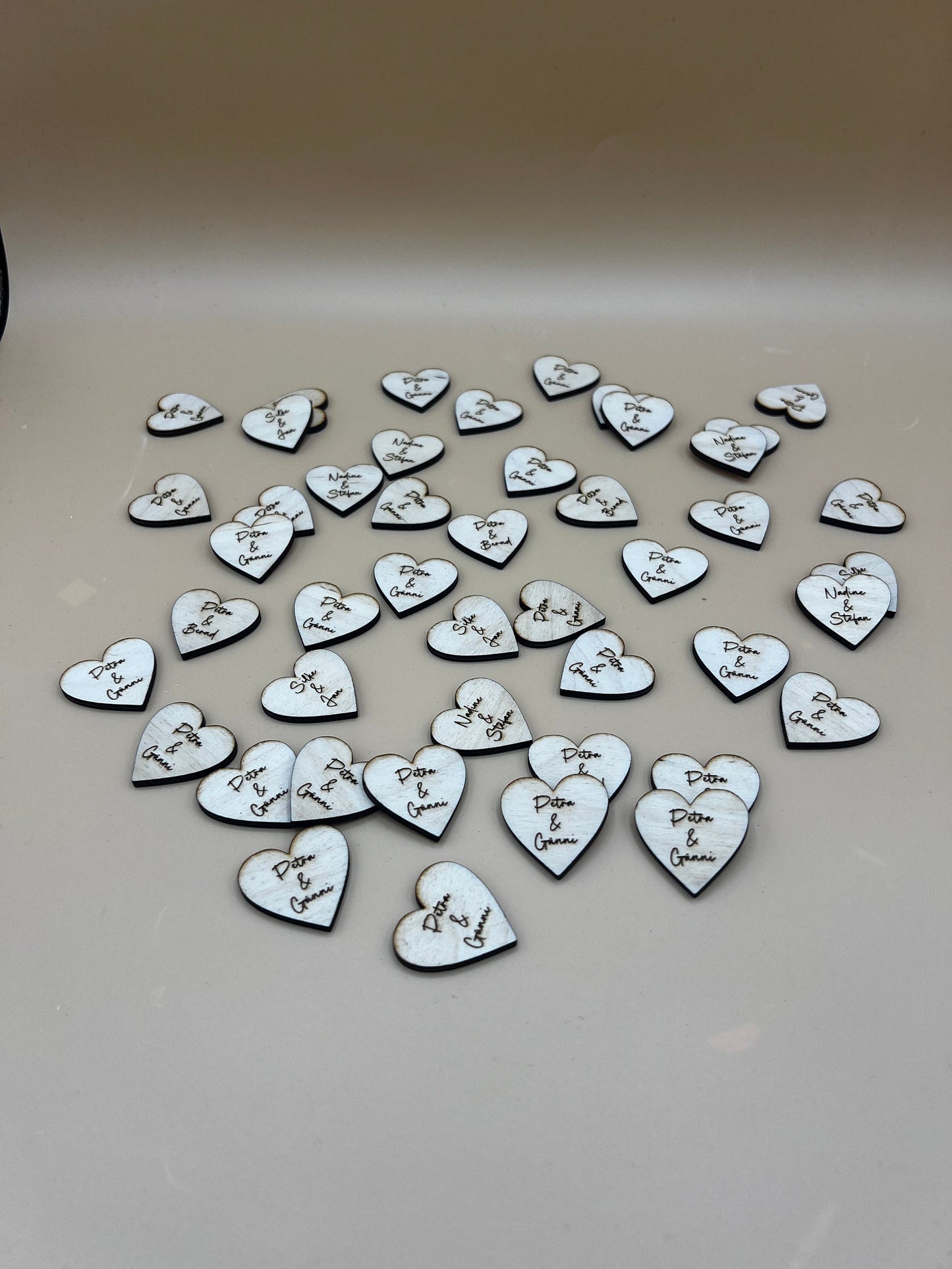 Streudeko zur Hochzeit /Dekoration Tisch / Herzen mit Namen/ Platzkarten/Holz Herz Personalisiert Hochzeit Tischdeko Geburtstag/ 50stk