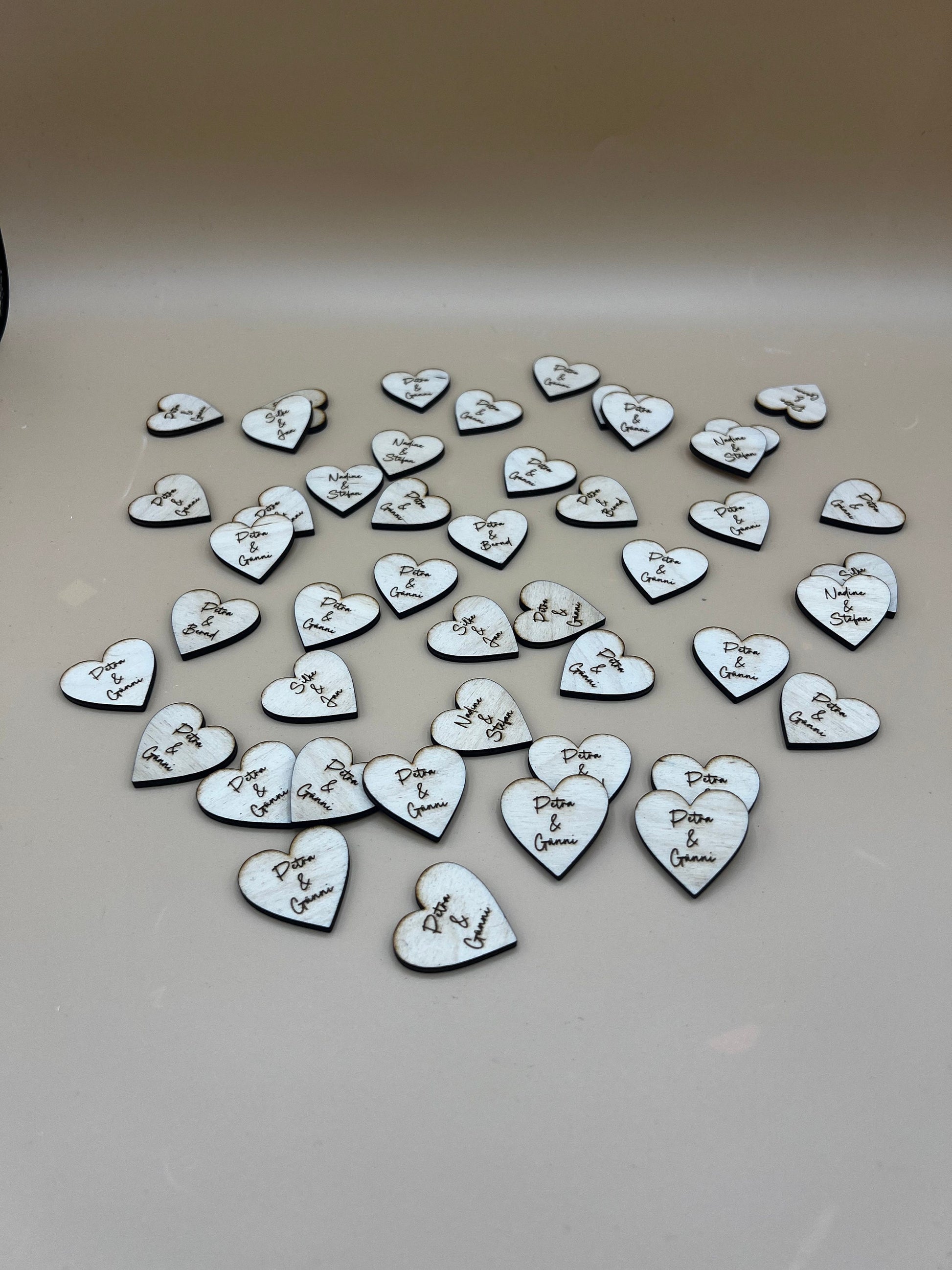 Streudeko zur Hochzeit /Dekoration Tisch / Herzen mit Namen/ Platzkarten/Holz Herz Personalisiert Hochzeit Tischdeko Geburtstag/ 50stk