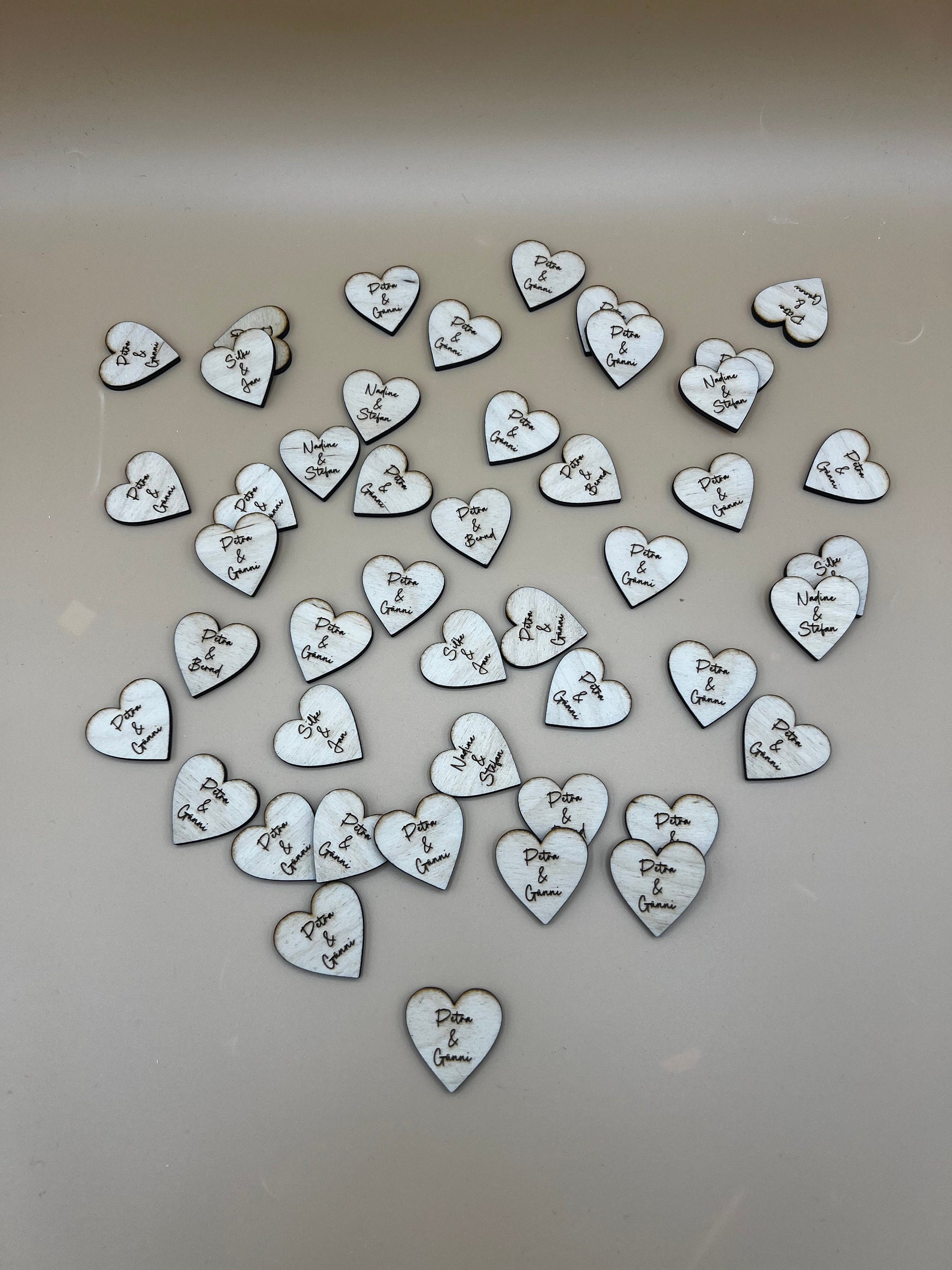 Streudeko zur Hochzeit /Dekoration Tisch / Herzen mit Namen/ Platzkarten/Holz Herz Personalisiert Hochzeit Tischdeko Geburtstag/ 50stk