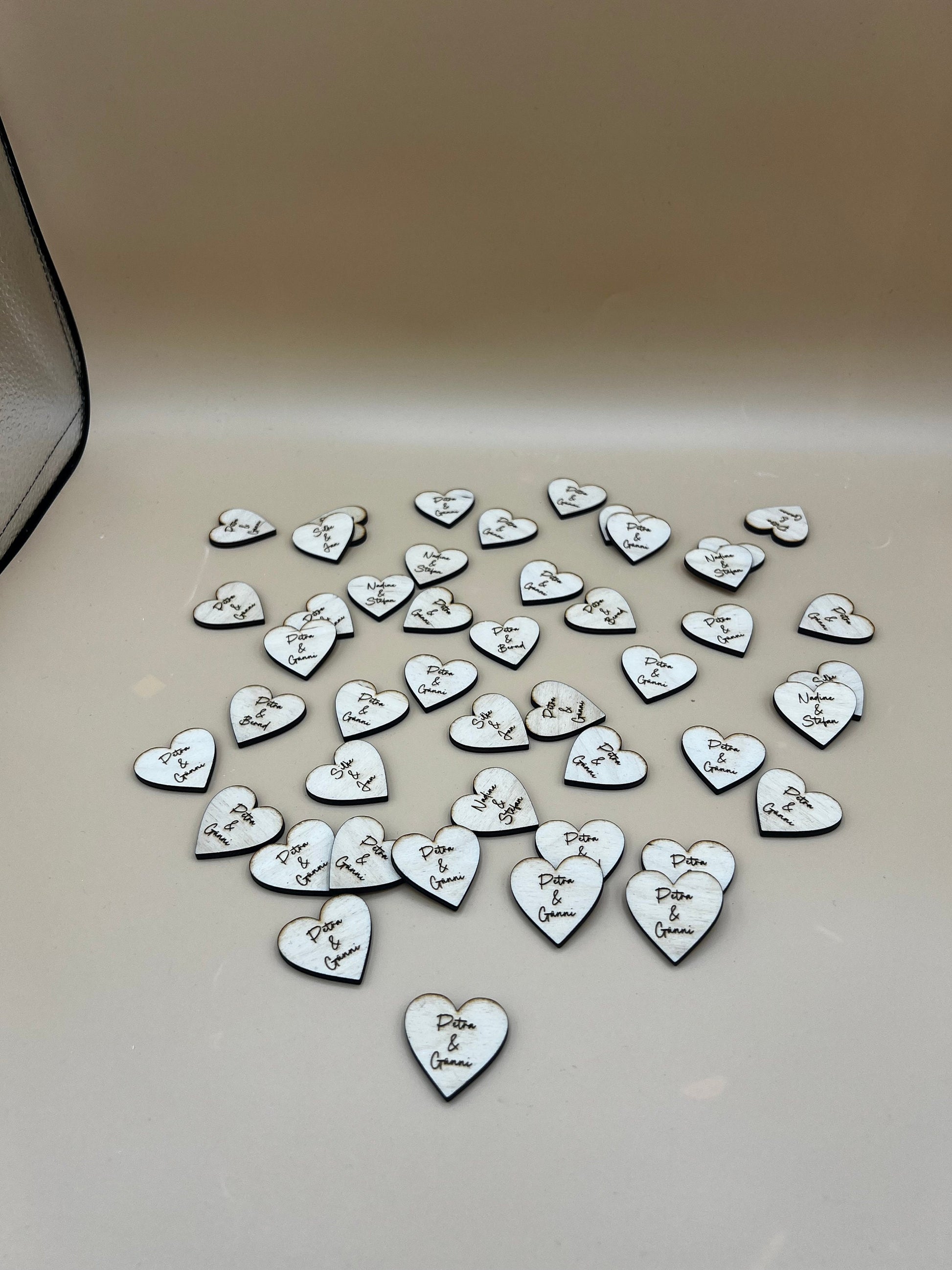 Streudeko zur Hochzeit /Dekoration Tisch / Herzen mit Namen/ Platzkarten/Holz Herz Personalisiert Hochzeit Tischdeko Geburtstag/ 50stk