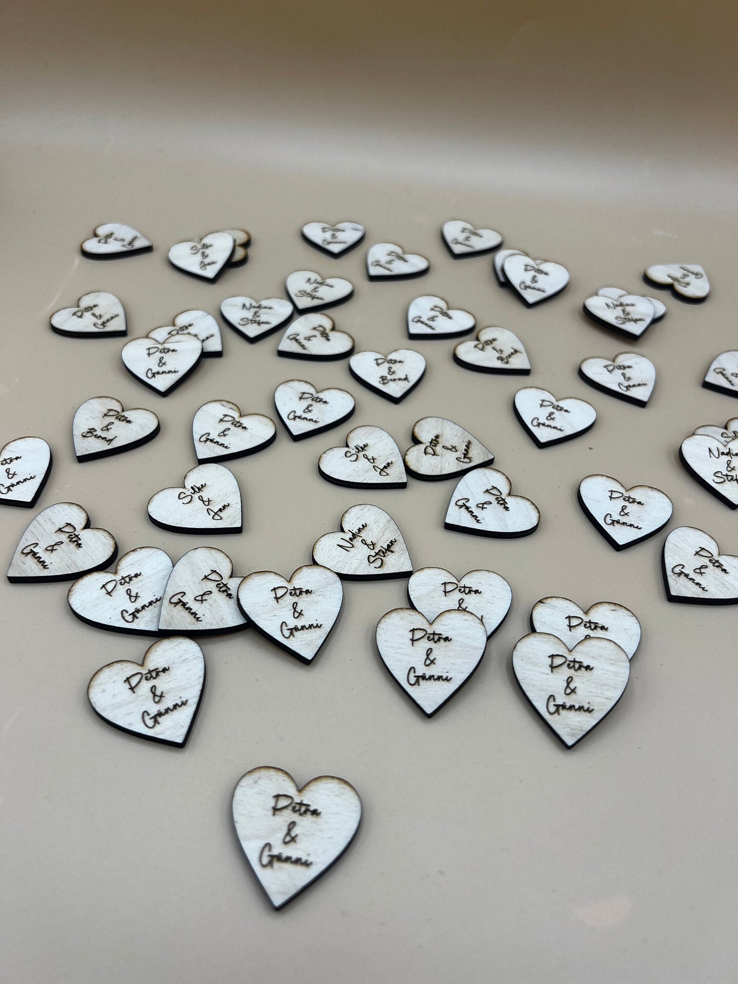 Streudeko zur Hochzeit /Dekoration Tisch / Herzen mit Namen/ Platzkarten/Holz Herz Personalisiert Hochzeit Tischdeko Geburtstag/ 50stk