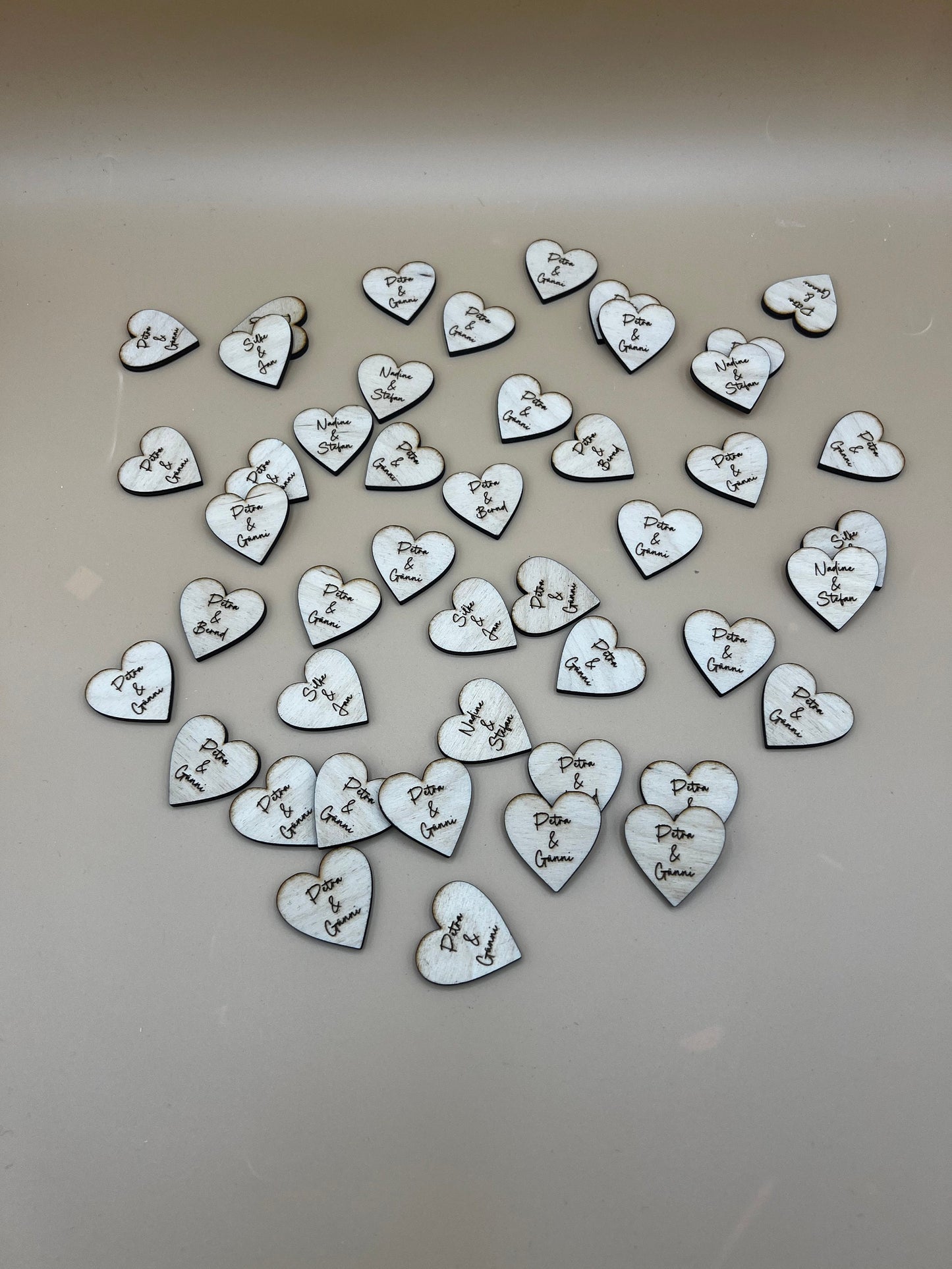 Streudeko zur Hochzeit /Dekoration Tisch / Herzen mit Namen/ Platzkarten/Holz Herz Personalisiert Hochzeit Tischdeko Geburtstag/ 50stk