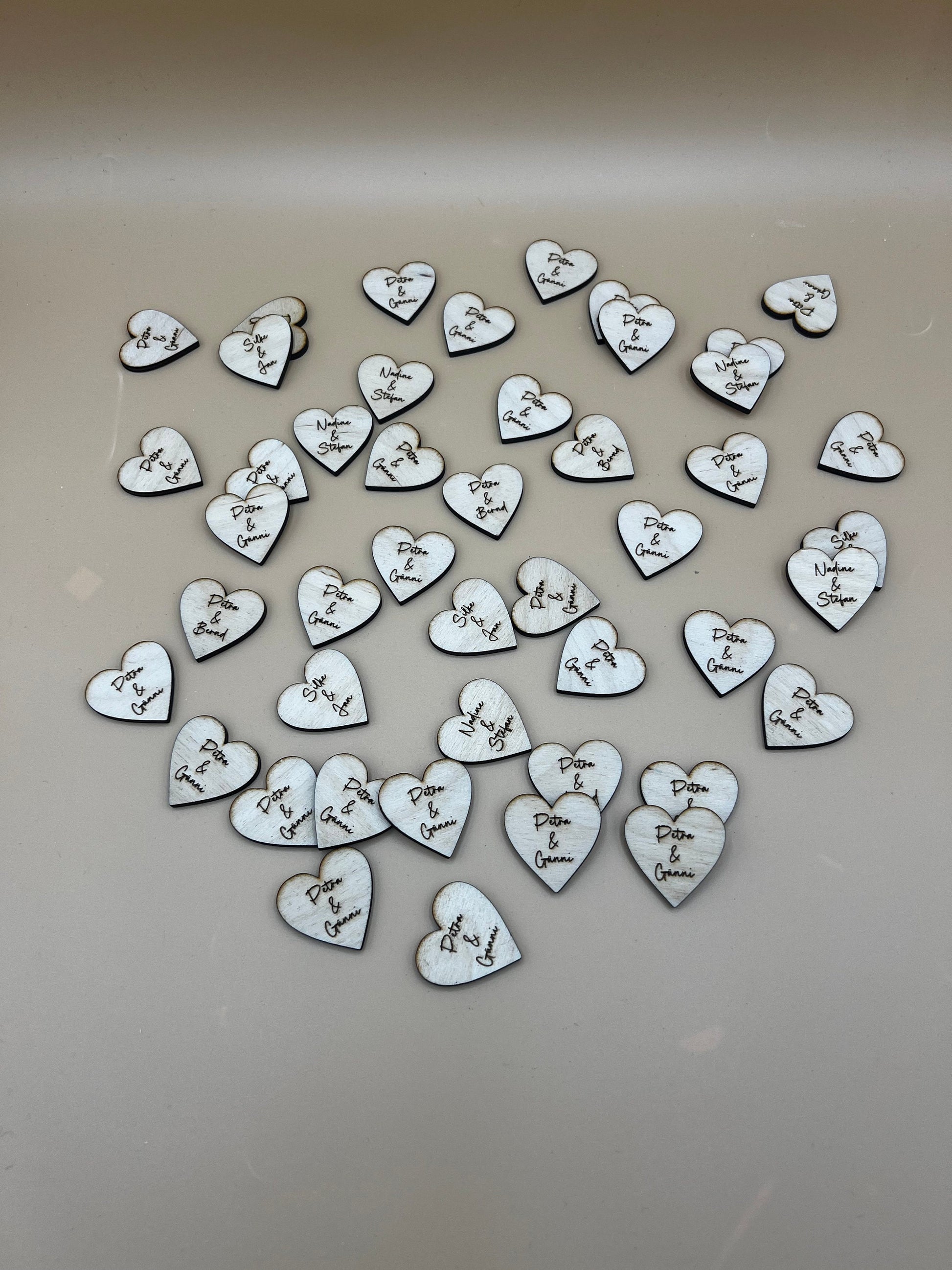 Streudeko zur Hochzeit /Dekoration Tisch / Herzen mit Namen/ Platzkarten/Holz Herz Personalisiert Hochzeit Tischdeko Geburtstag/ 50stk