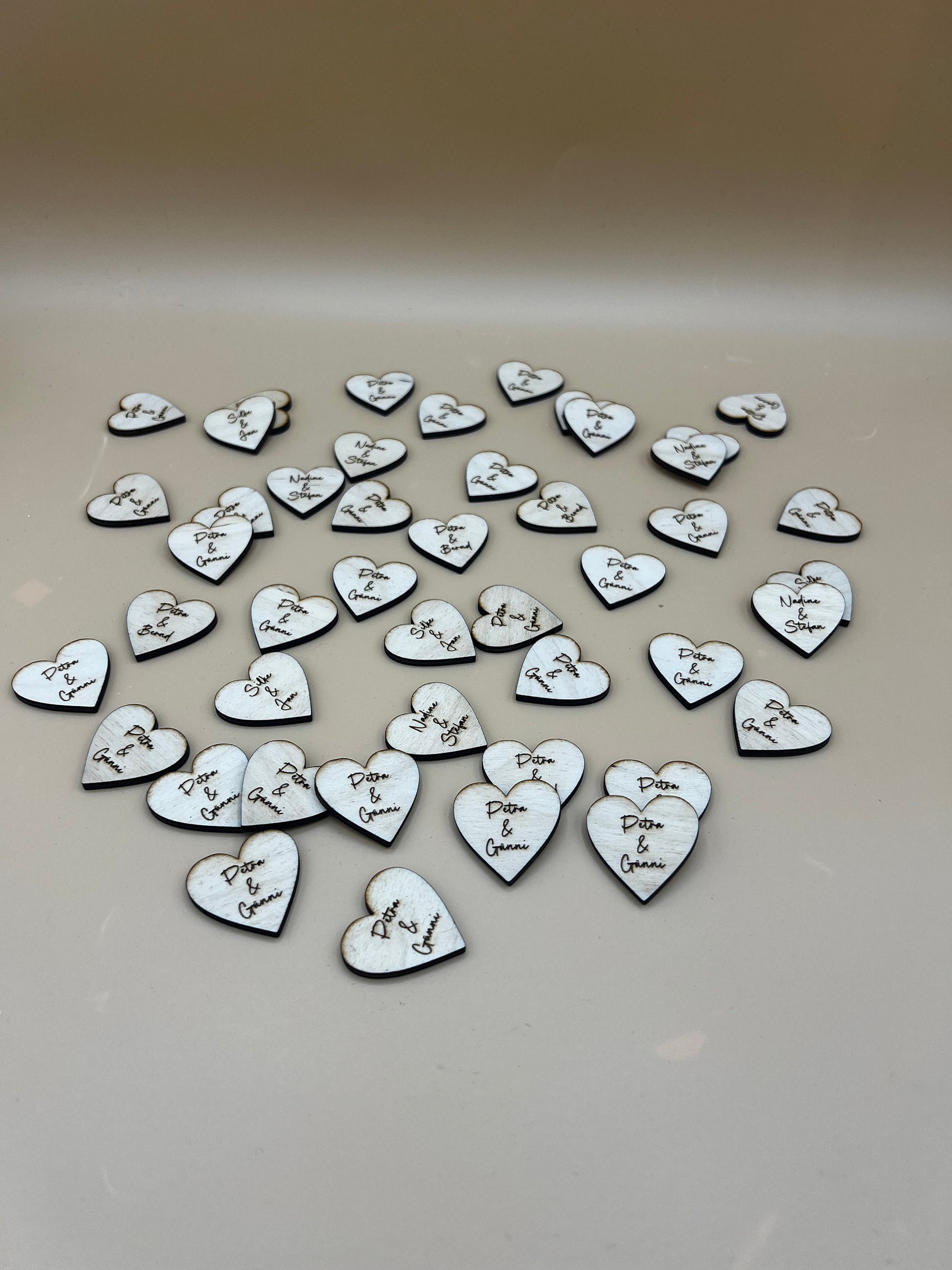Streudeko zur Hochzeit /Dekoration Tisch / Herzen mit Namen/ Platzkarten/Holz Herz Personalisiert Hochzeit Tischdeko Geburtstag/ 50stk