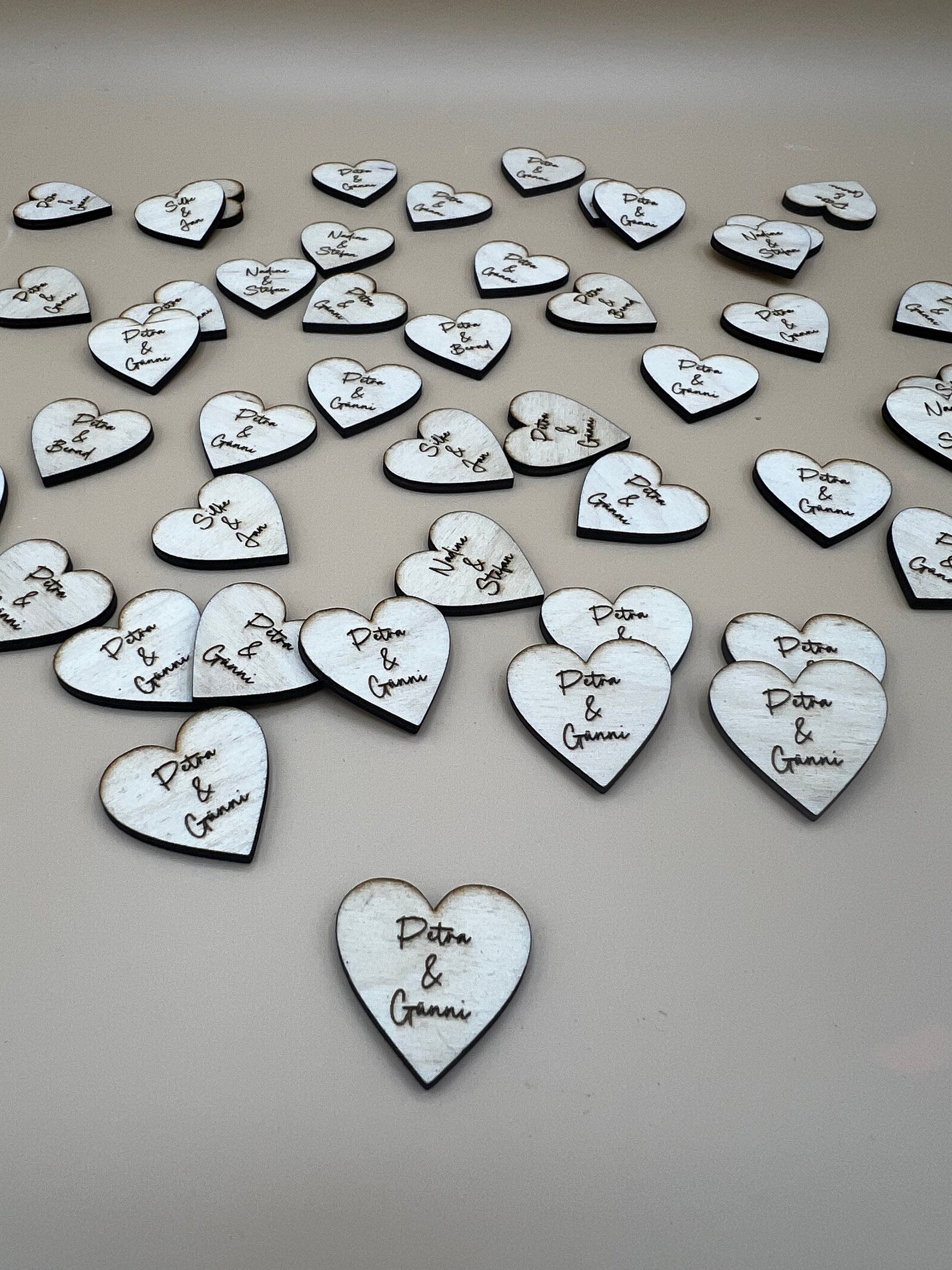 Streudeko zur Hochzeit /Dekoration Tisch / Herzen mit Namen/ Platzkarten/Holz Herz Personalisiert Hochzeit Tischdeko Geburtstag/ 50stk
