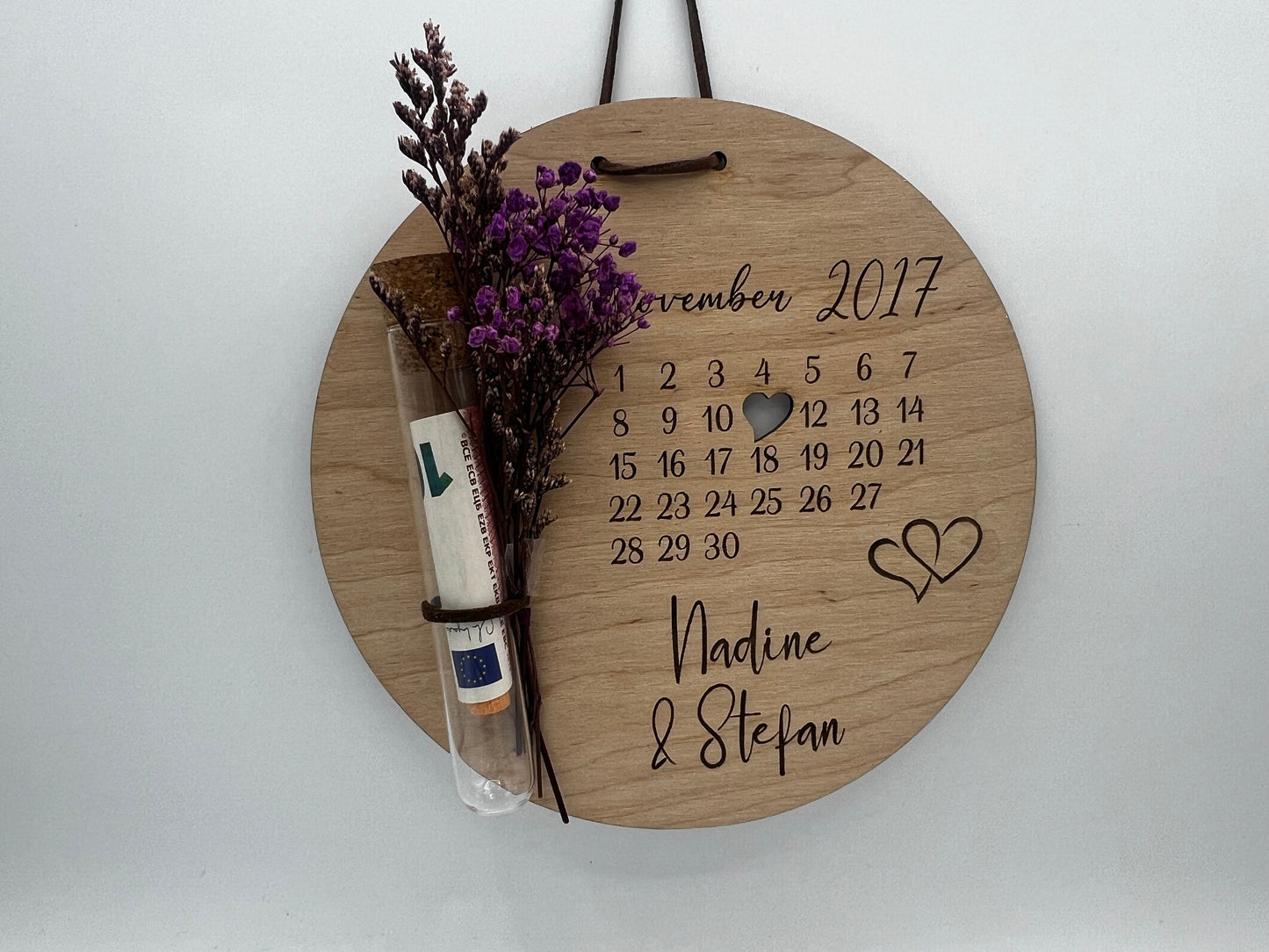 Hochzeitsgeschenk, Personalisierte Holzscheibe mit Namen und Kalenderblatt, Geschenk für das Brautpaar, individuell gestaltet, Geldgeschenk