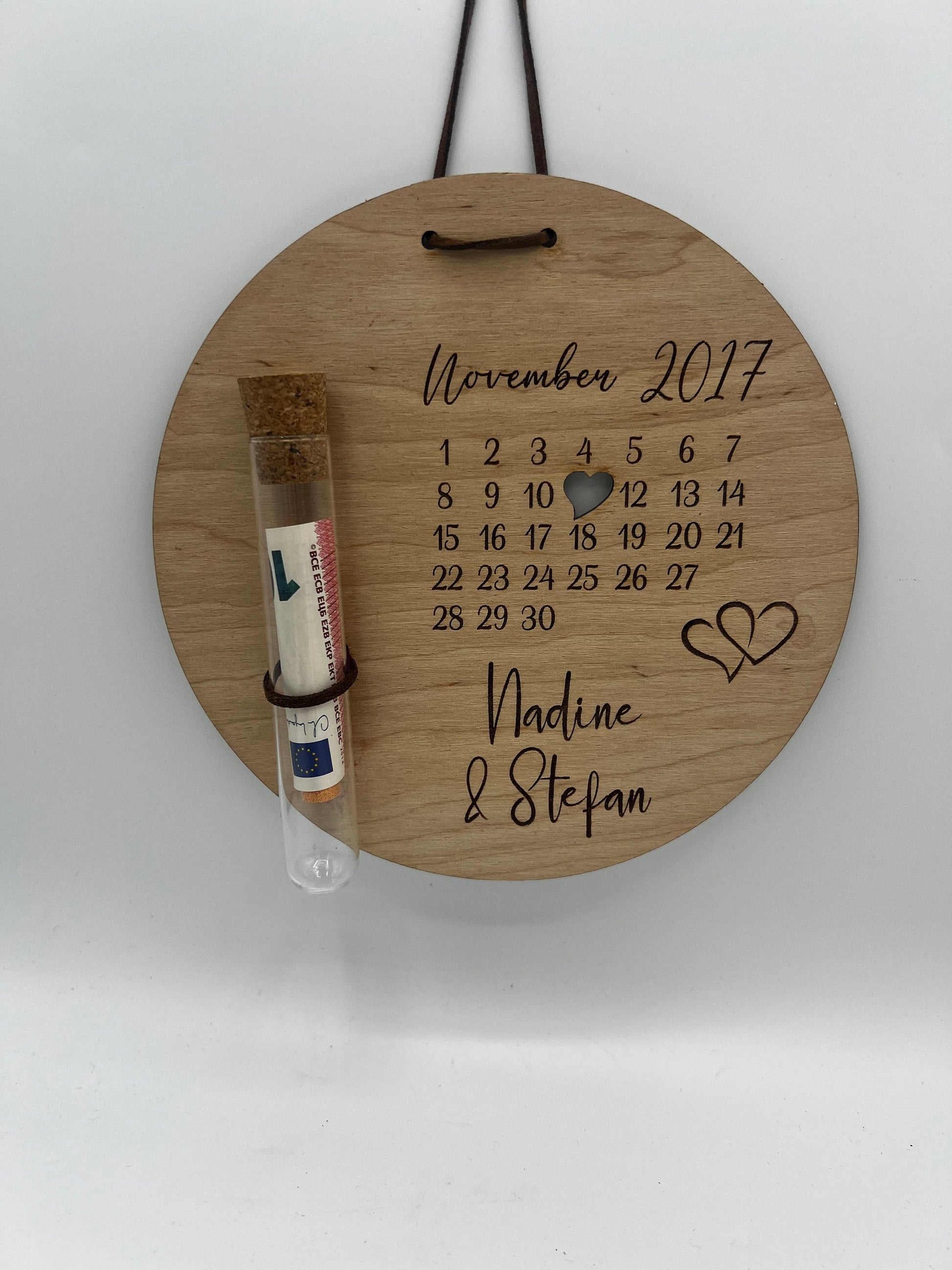 Hochzeitsgeschenk, Personalisierte Holzscheibe mit Namen und Kalenderblatt, Geschenk für das Brautpaar, individuell gestaltet, Geldgeschenk