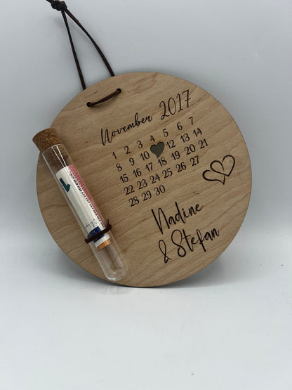 Hochzeitsgeschenk, Personalisierte Holzscheibe mit Namen und Kalenderblatt, Geschenk für das Brautpaar, individuell gestaltet, Geldgeschenk