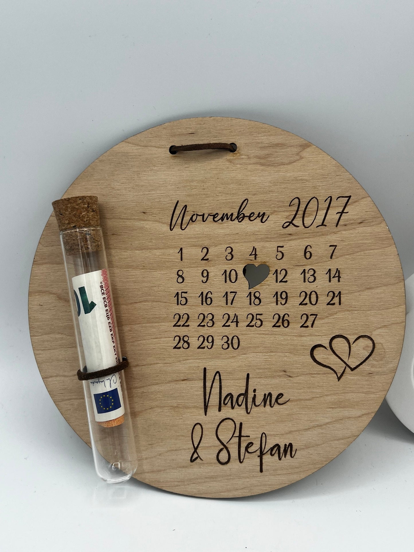 Hochzeitsgeschenk, Personalisierte Holzscheibe mit Namen und Kalenderblatt, Geschenk für das Brautpaar, individuell gestaltet, Geldgeschenk