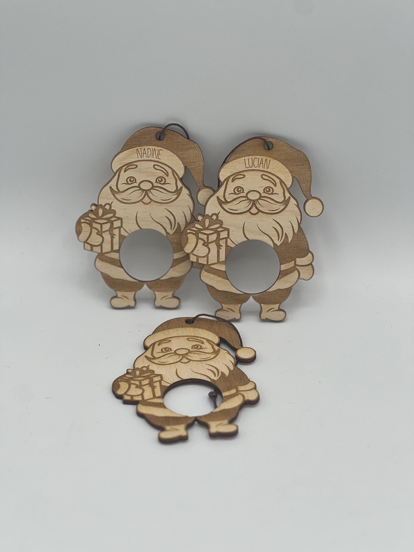 Personalisierter Weihnachtsmann / Weihnachtsmann mit Schokoladenkugel/ Holzanhänger/ Baumschmuck/ Geschenkanhänger