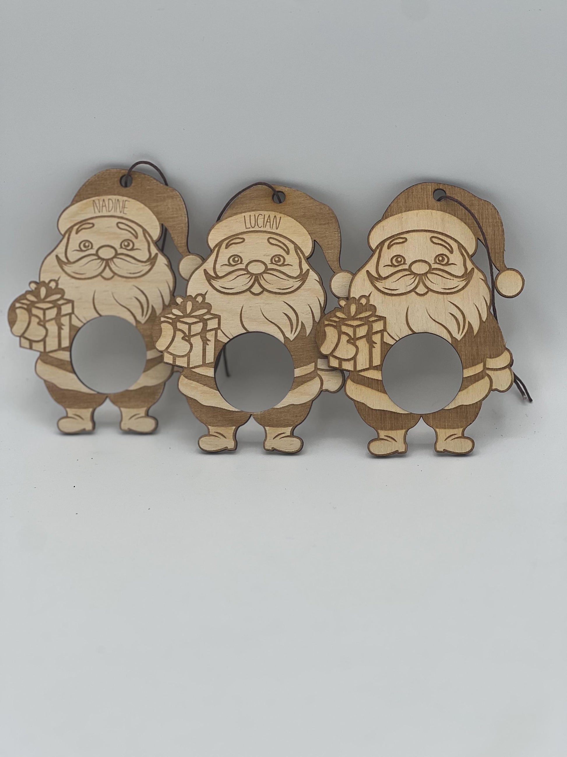 Personalisierter Weihnachtsmann / Weihnachtsmann mit Schokoladenkugel/ Holzanhänger/ Baumschmuck/ Geschenkanhänger