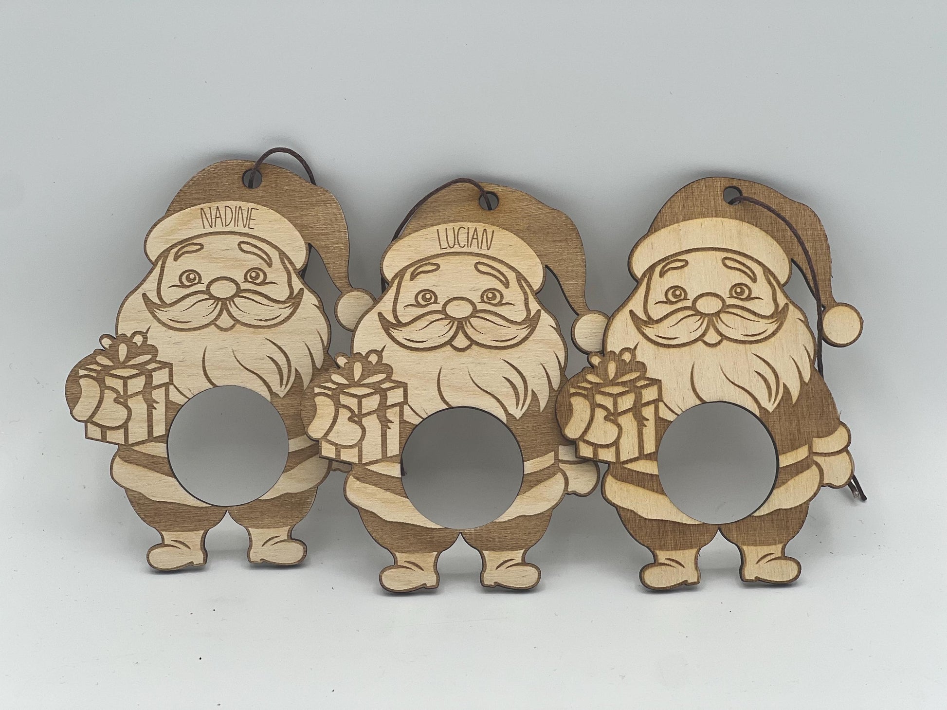 Personalisierter Weihnachtsmann / Weihnachtsmann mit Schokoladenkugel/ Holzanhänger/ Baumschmuck/ Geschenkanhänger