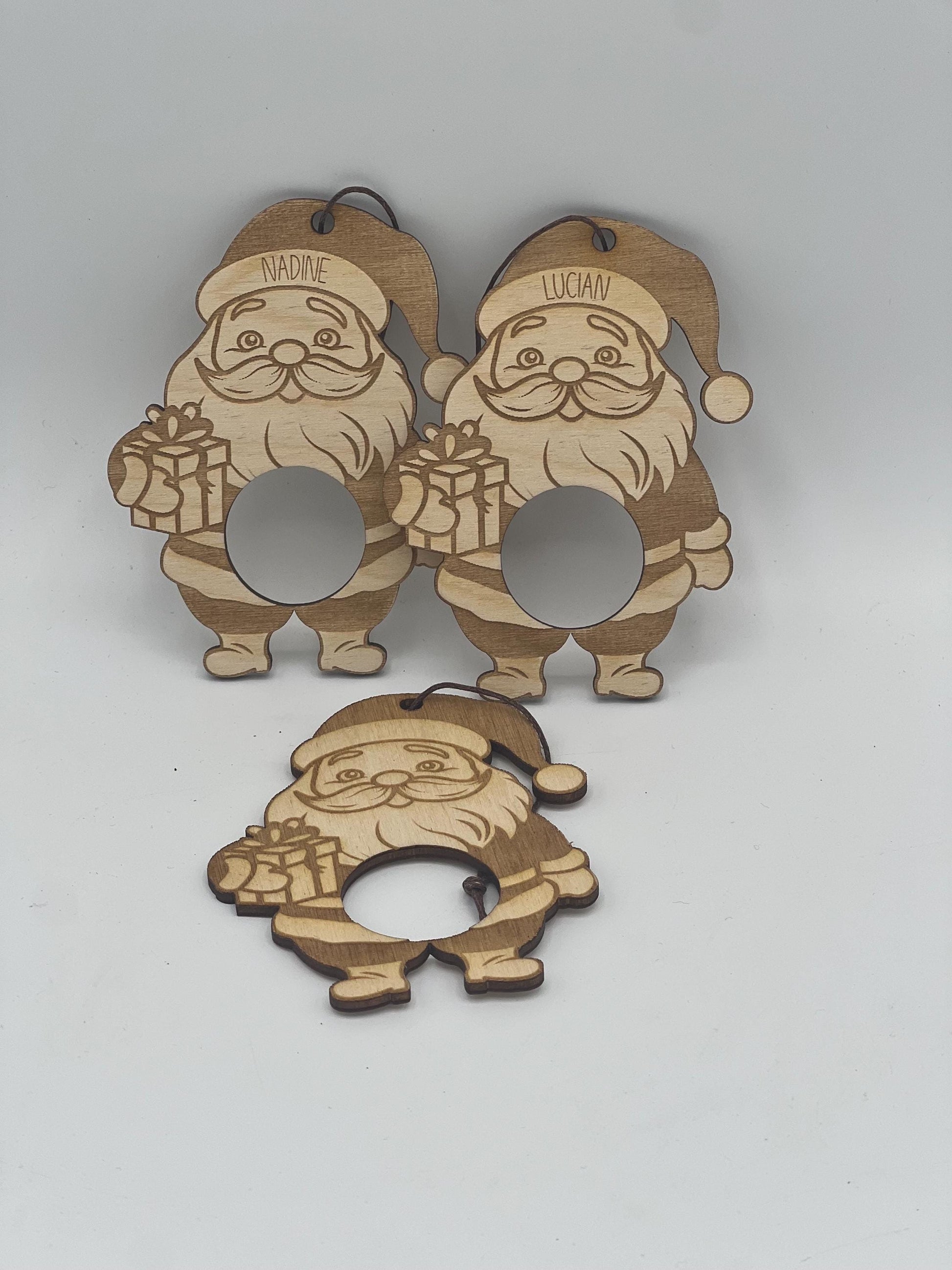 Personalisierter Weihnachtsmann / Weihnachtsmann mit Schokoladenkugel/ Holzanhänger/ Baumschmuck/ Geschenkanhänger