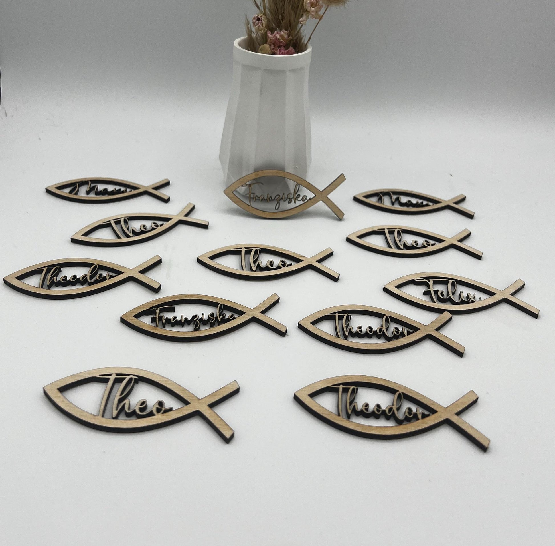 Streudeko zur Konfirmation, Fische aus Holz mit Namen