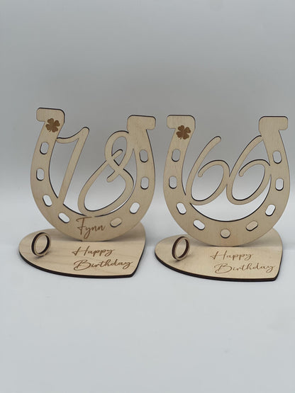 Hufeisen 18. und 66. Geburtstag, Geschenkaufsteller aus Holz