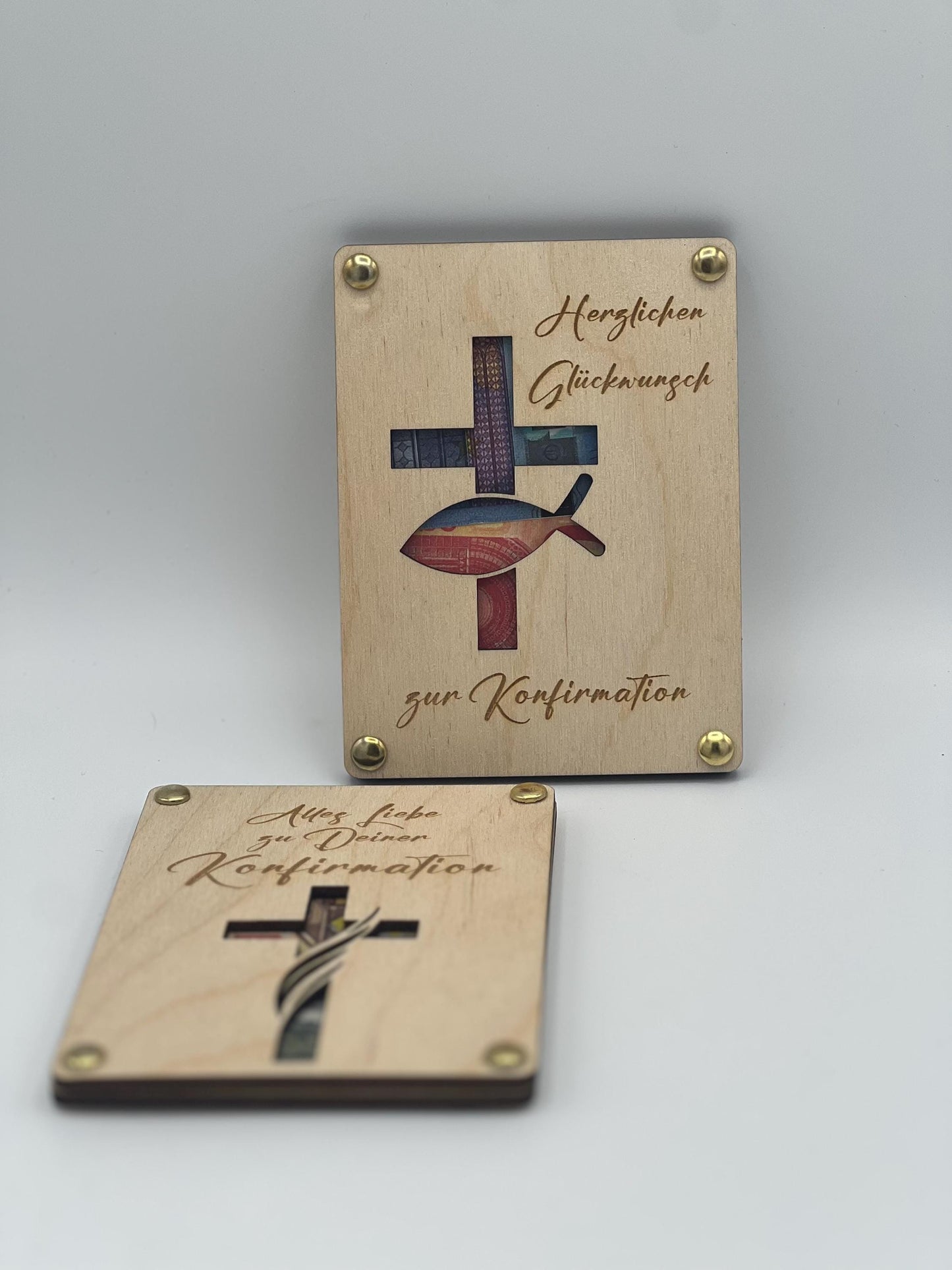 Geldgeschenk aus Holz, Geschenkkarte zur Konfirmation, zum zwischenlegen von Geld wodurch das ausgeschnittene Kreuz bunt erscheint.